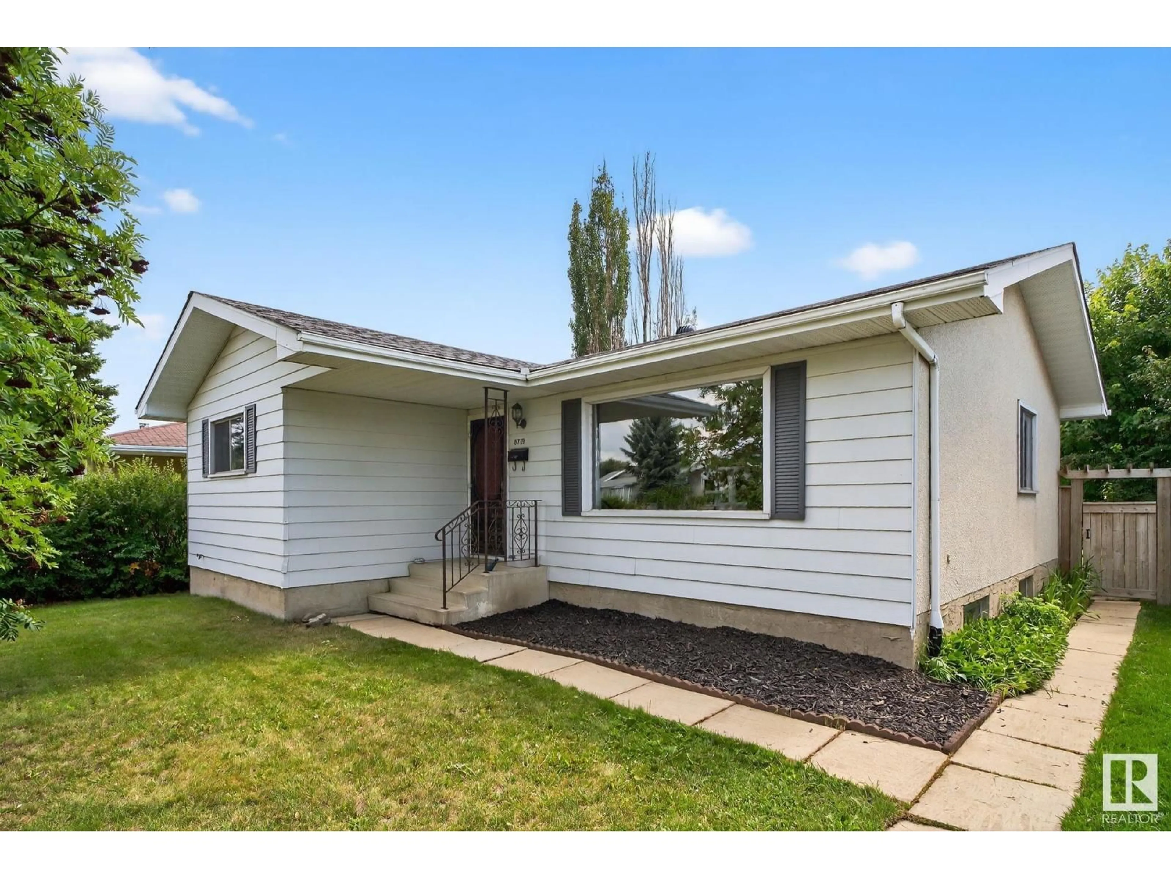 Home with vinyl exterior material, street for 8719 40 AV, Edmonton Alberta T6K1G9