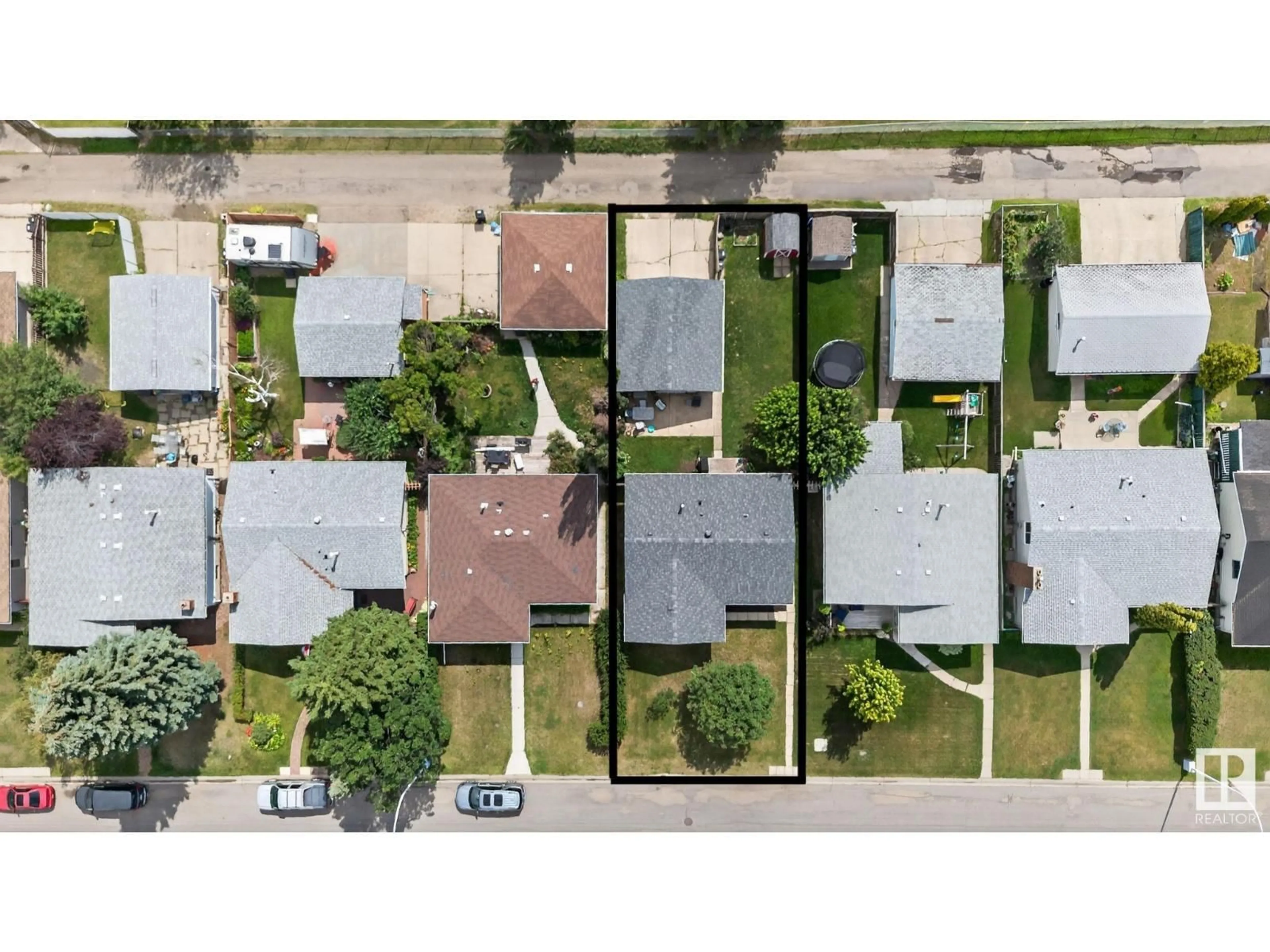 A pic from outside/outdoor area/front of a property/back of a property/a pic from drone, street for 8719 40 AV, Edmonton Alberta T6K1G9