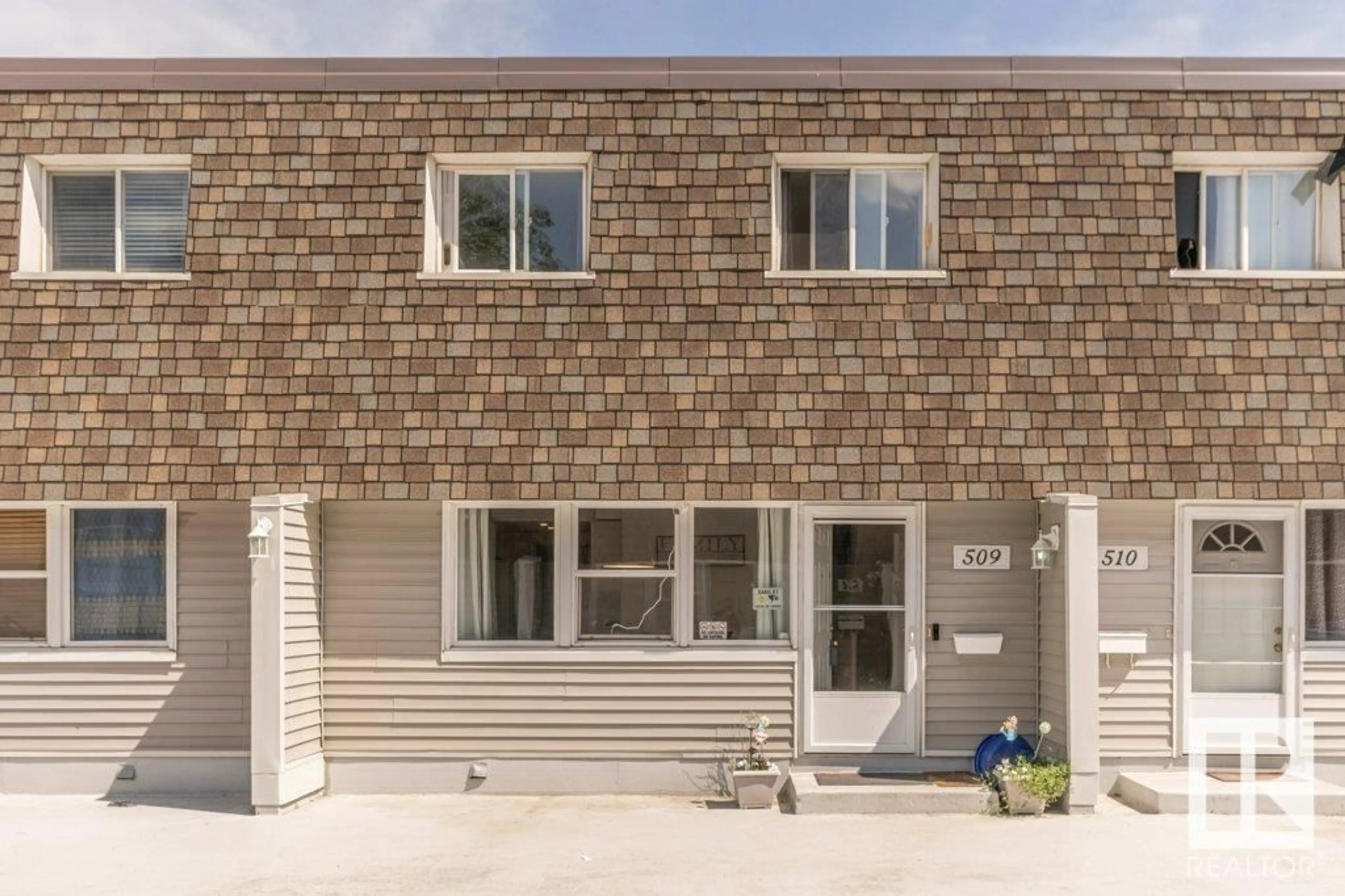 Home with vinyl exterior material, street for 509 VILLAGE ON THE GREEN GR, Edmonton Alberta T5A1H2