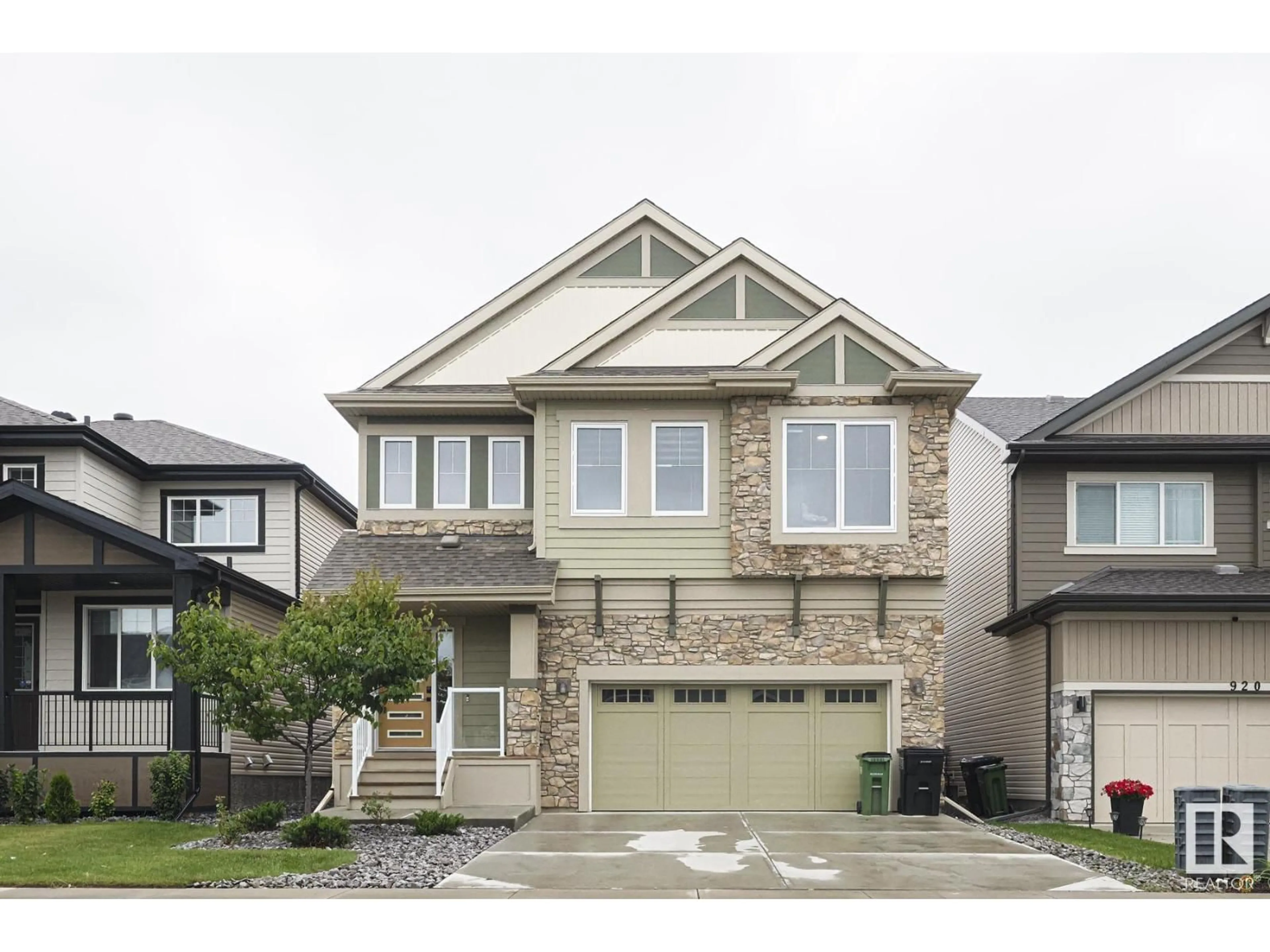 Home with vinyl exterior material, street for SW SW - 924 173 ST, Edmonton Alberta T6W3V5