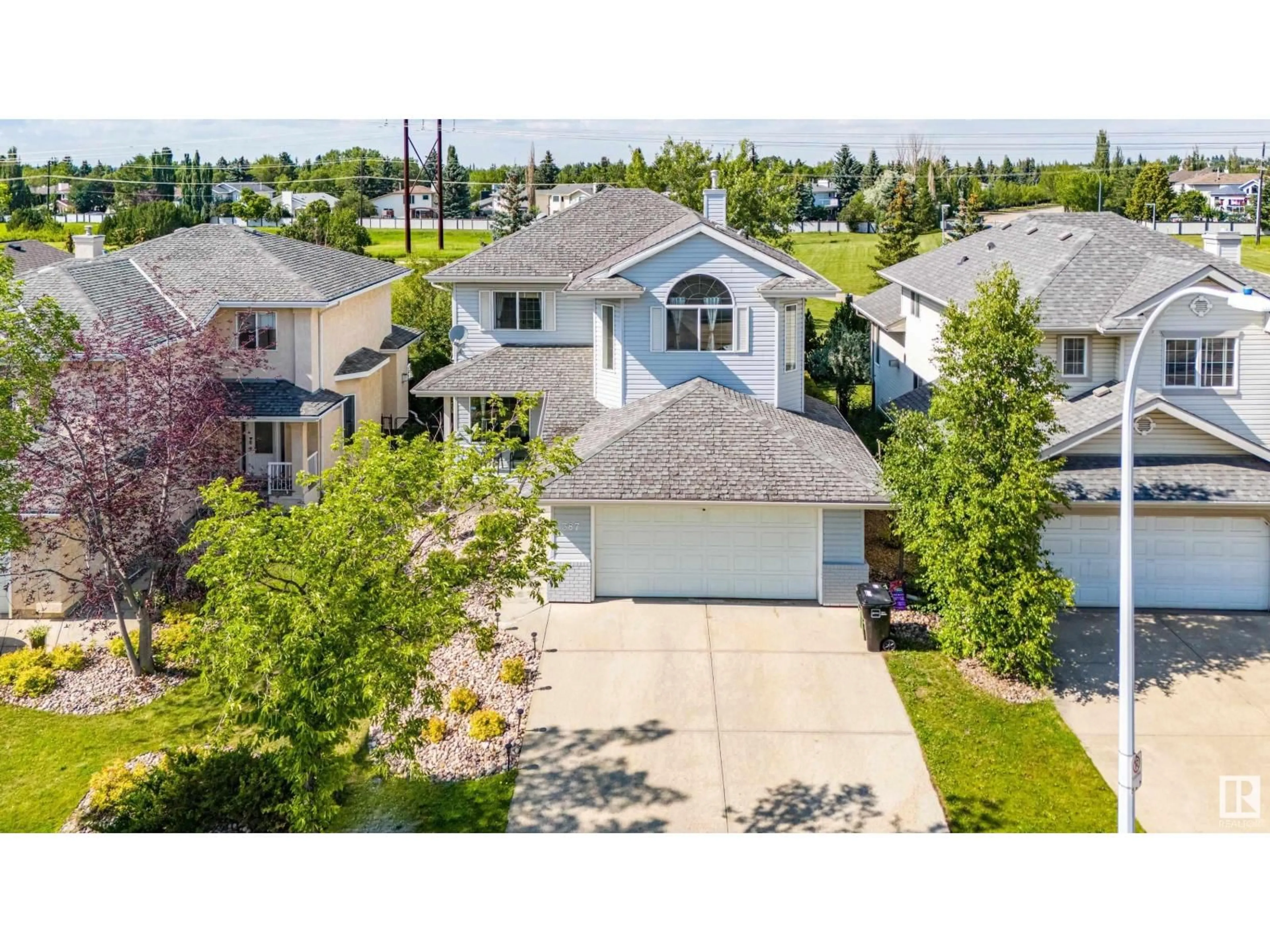 A pic from outside/outdoor area/front of a property/back of a property/a pic from drone, street for 387 HEATH RD, Edmonton Alberta T6R2T8