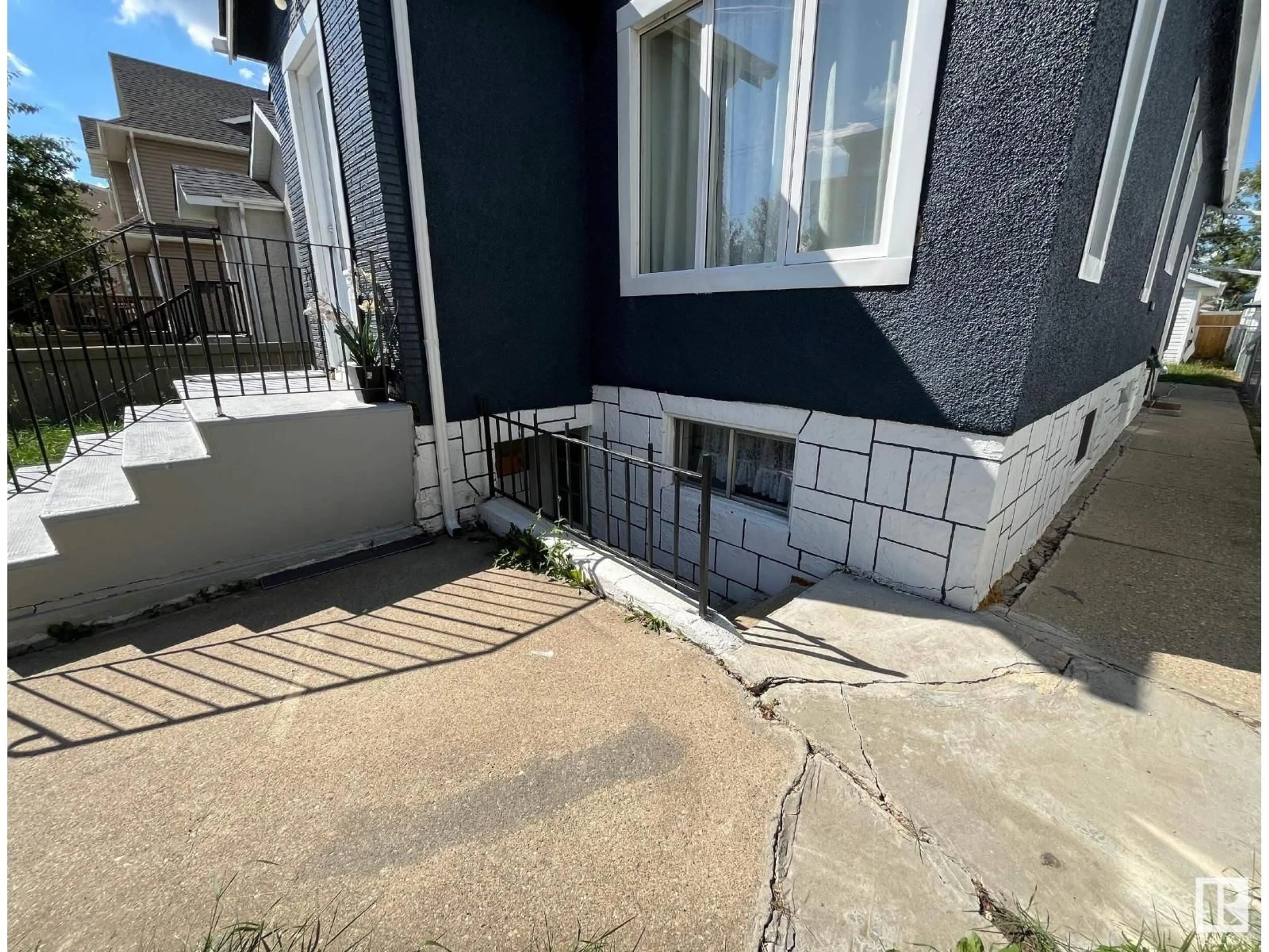 A pic from outside/outdoor area/front of a property/back of a property/a pic from drone, street for 9638 106 AV, Edmonton Alberta T5H0N4