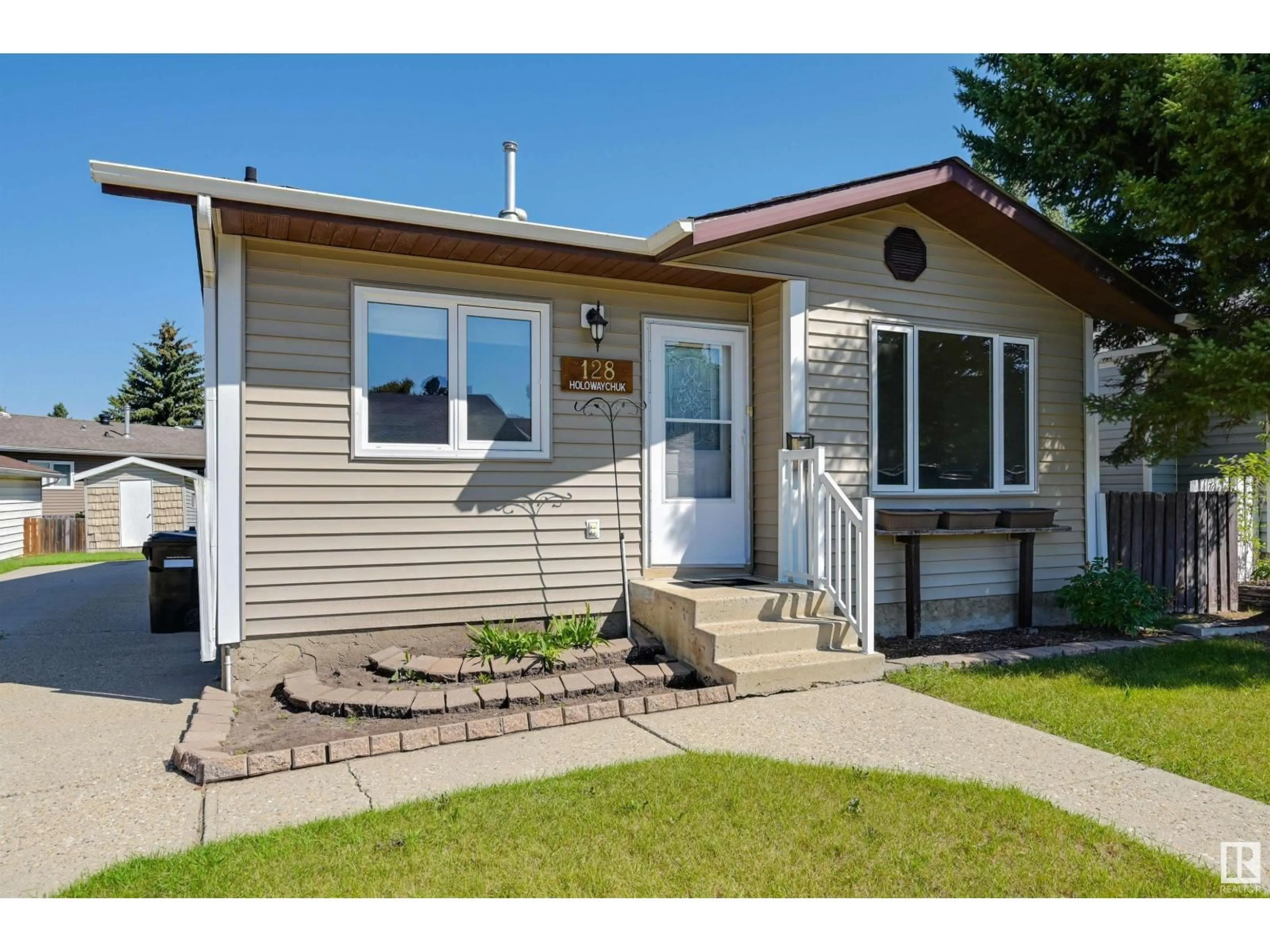 Home with vinyl exterior material, street for 128 WESTBOURNE RD, Spruce Grove Alberta T5X1S3