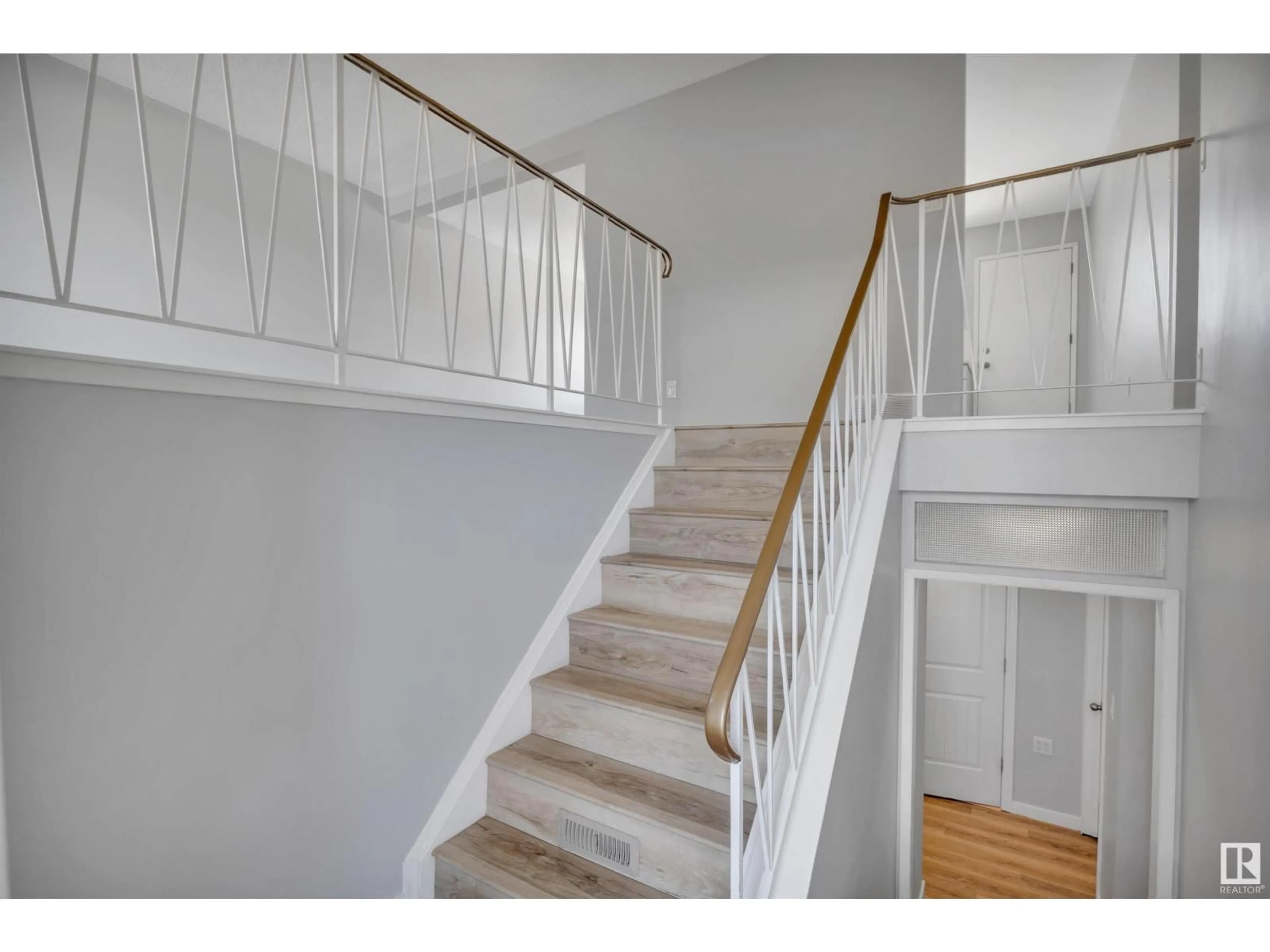 Stairs for 2103 45 ST, Edmonton Alberta T6L2T9