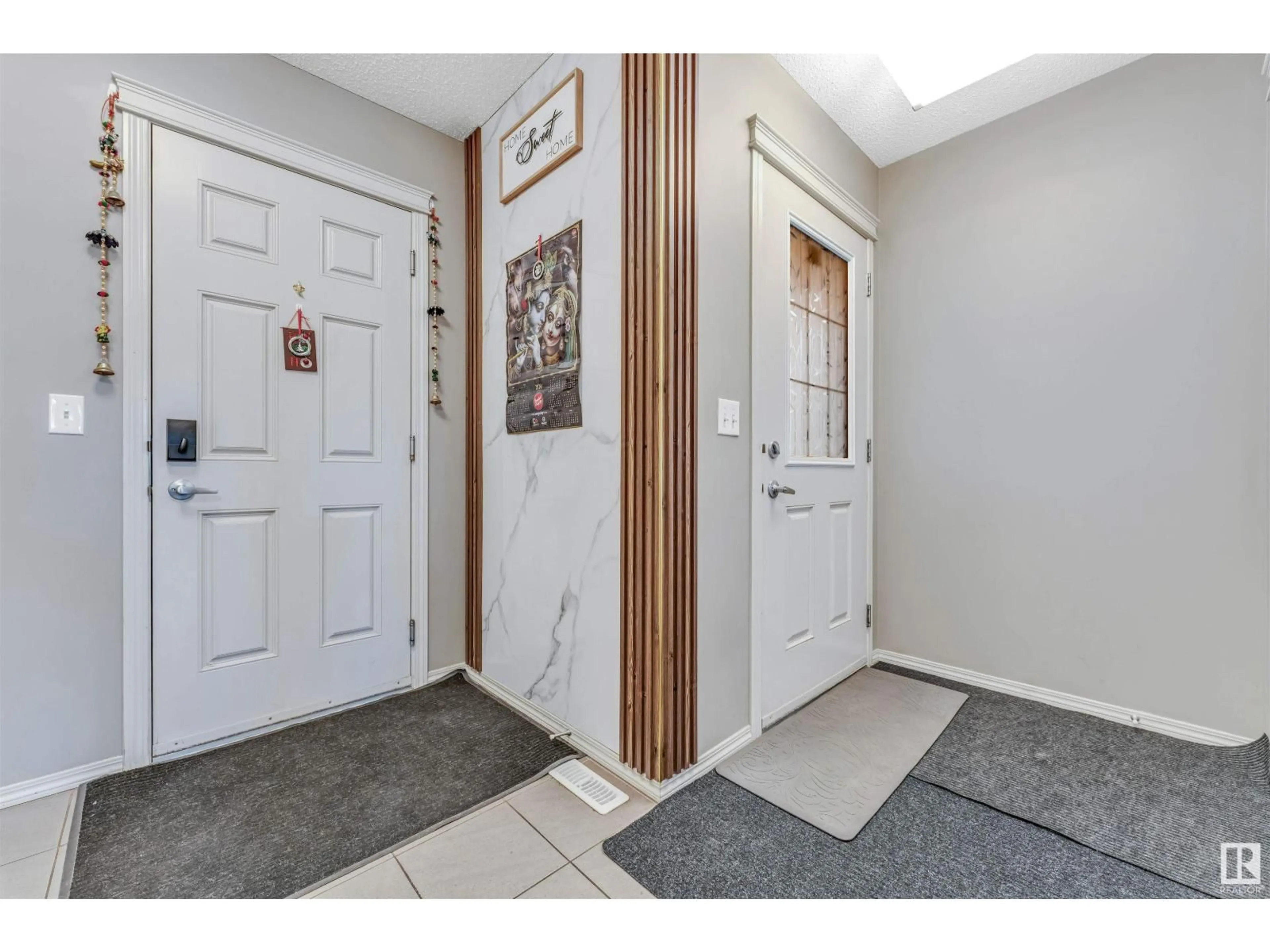 Indoor entryway for 1415 26 AV, Edmonton Alberta T6T0W1