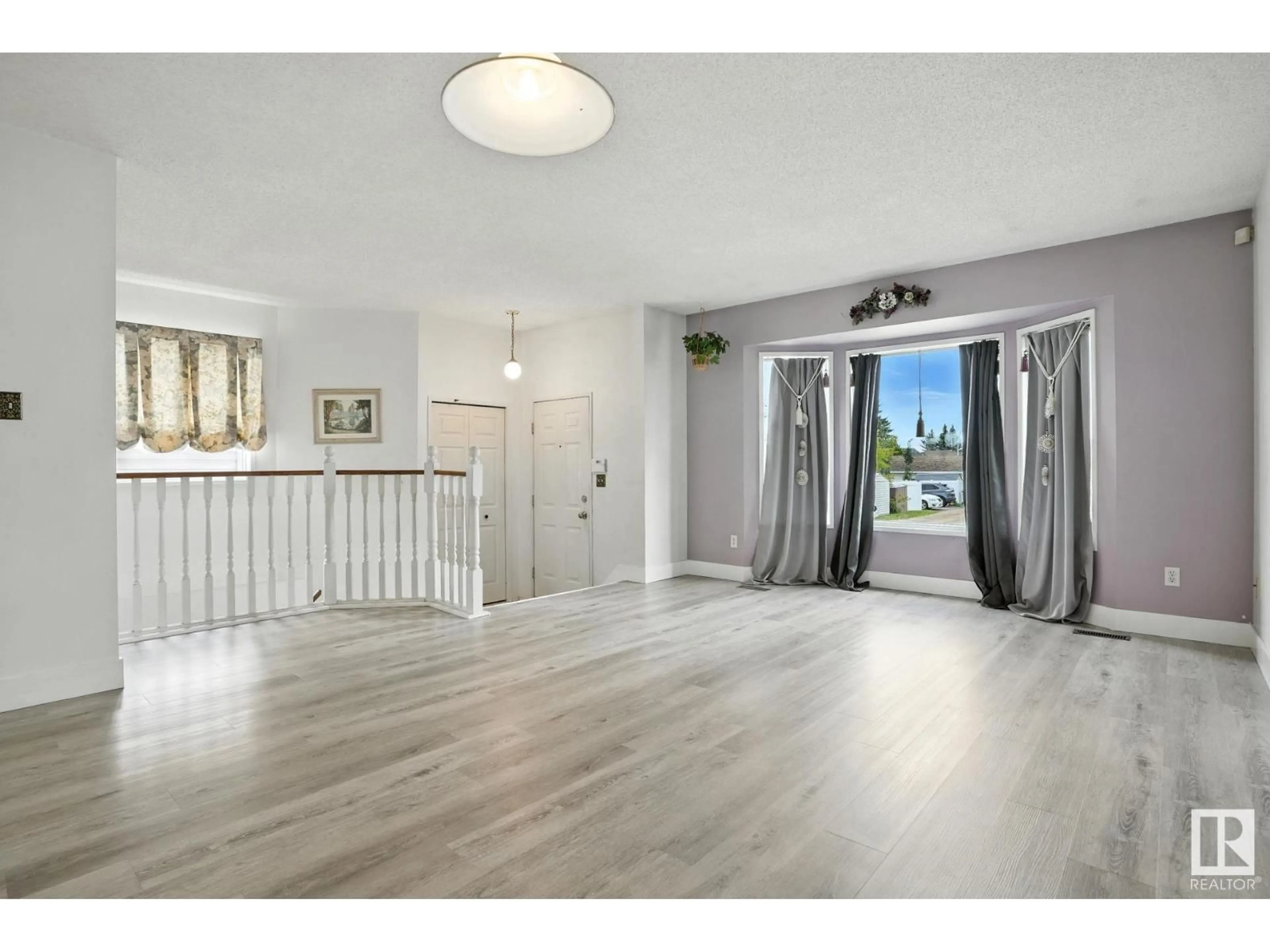 Indoor entryway for 203 KIRKWOOD AV, Edmonton Alberta T6L6K7