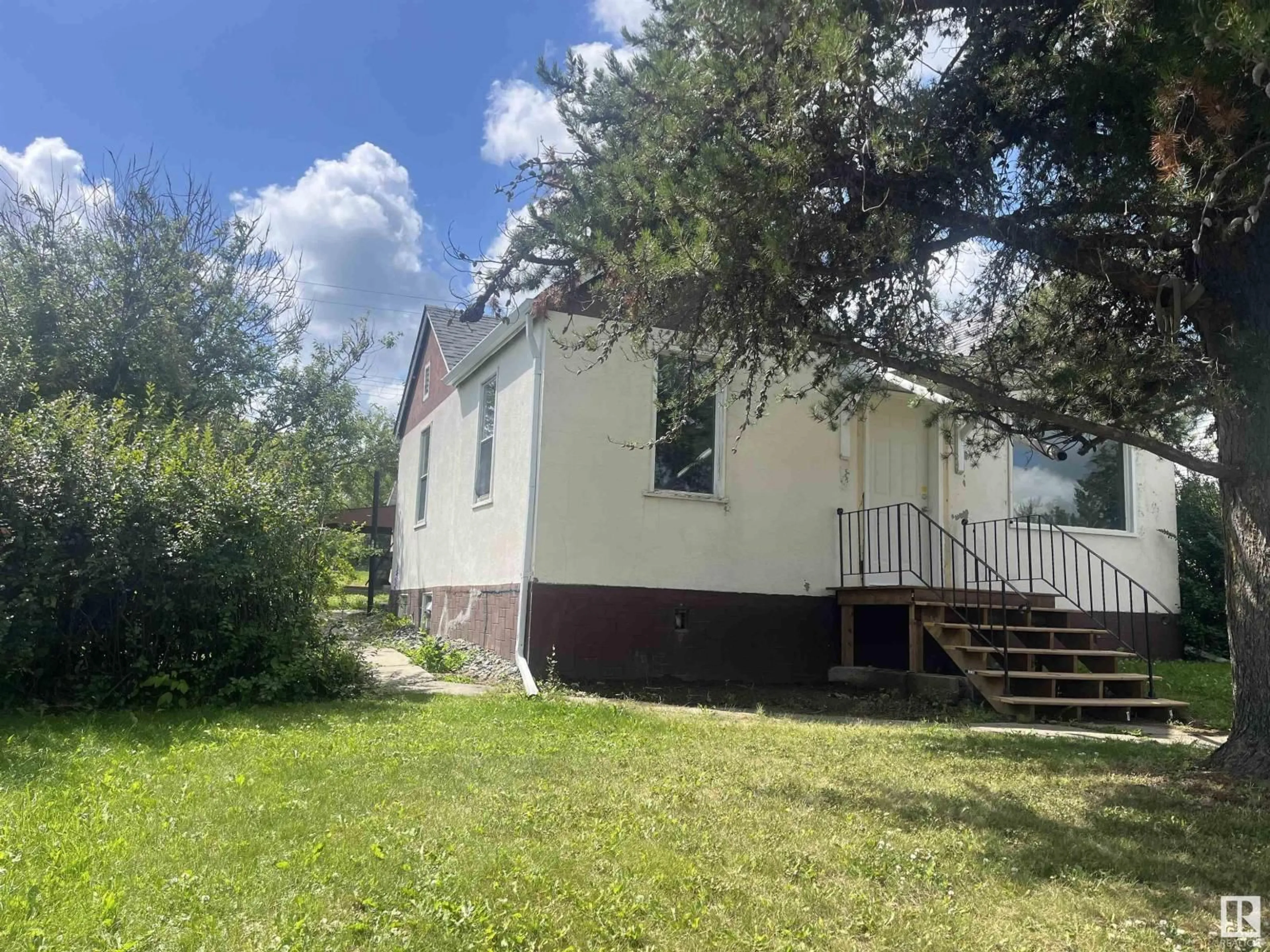 A pic from outside/outdoor area/front of a property/back of a property/a pic from drone, building for 4811 48 AVE, Evansburg Alberta T0E0T0