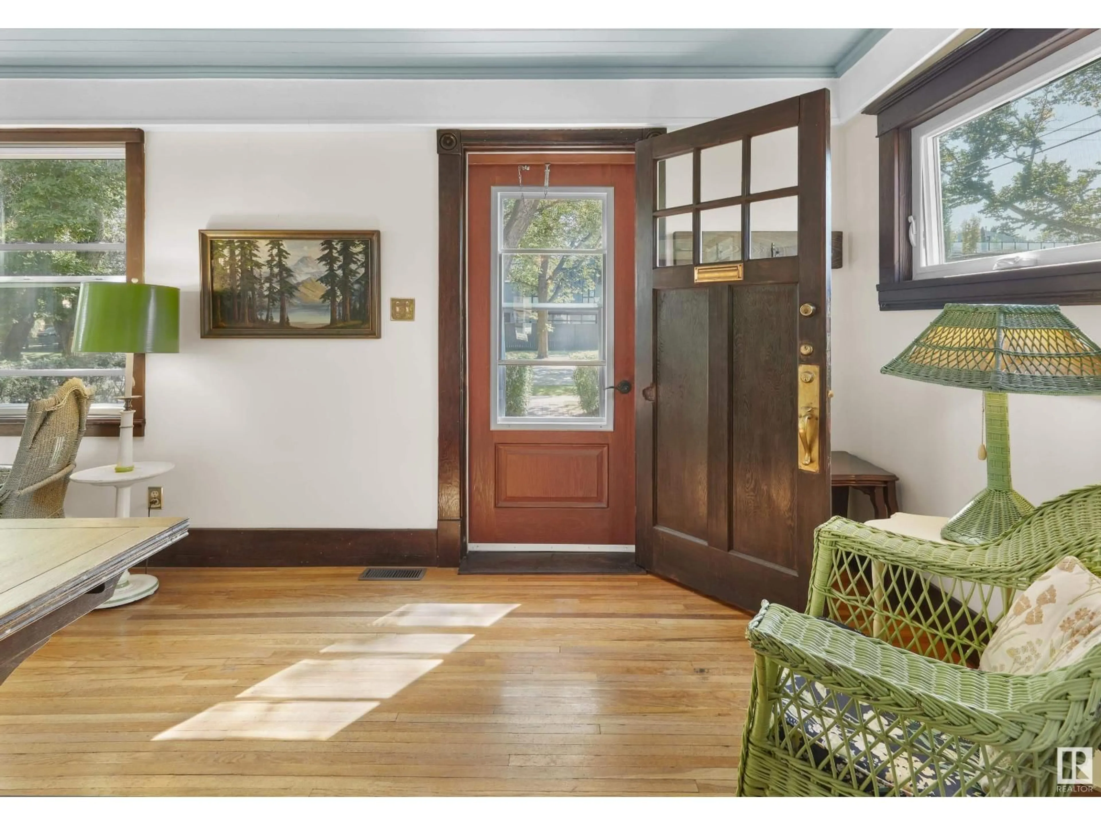 Indoor entryway for 12614 106 AV, Edmonton Alberta T5N0Z7