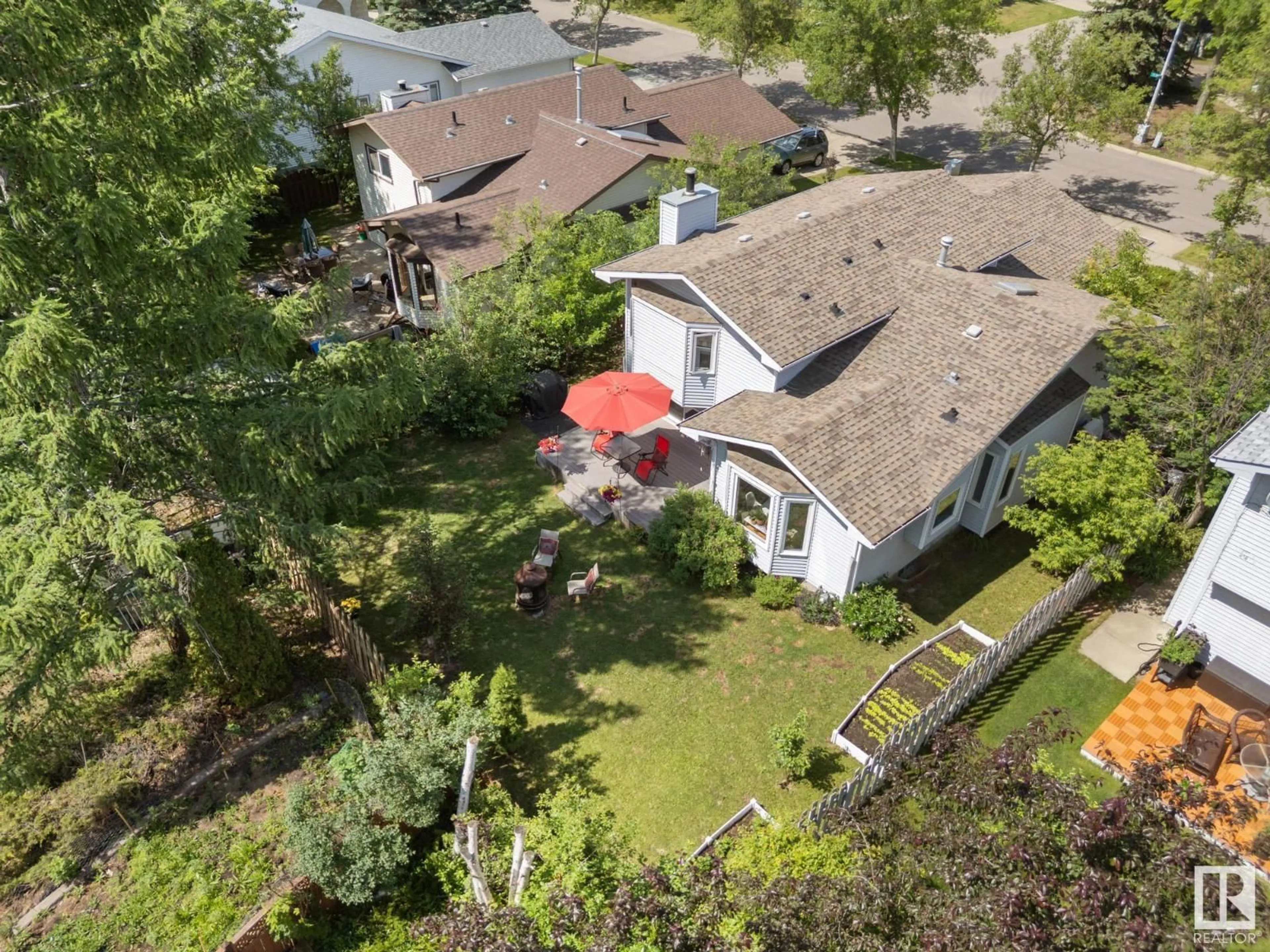 A pic from outside/outdoor area/front of a property/back of a property/a pic from drone, street for 14815 39 AV, Edmonton Alberta T6R1J6