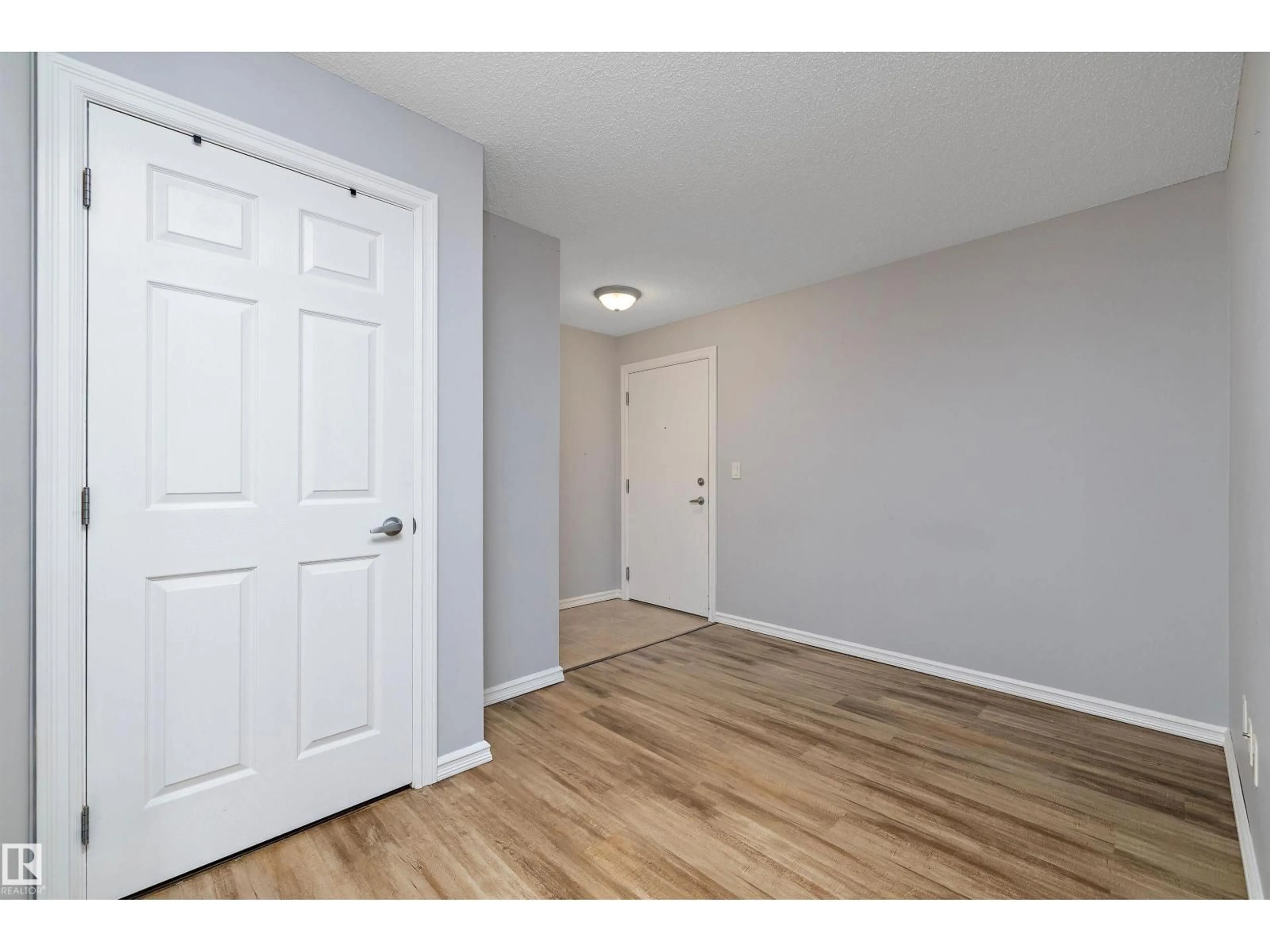 Indoor entryway for 201 - 4407 23 ST, Edmonton Alberta T6T0B9