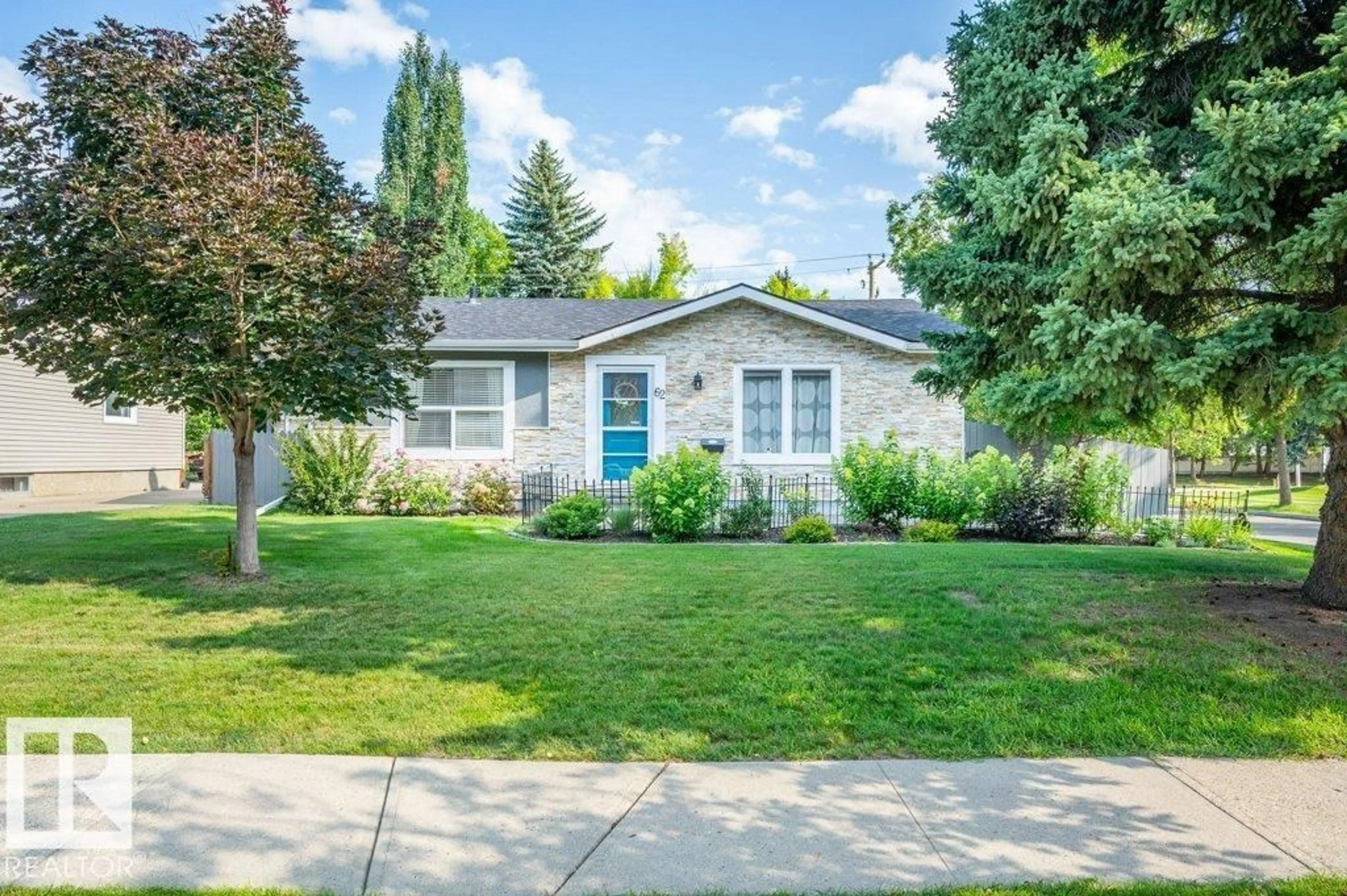 Home with vinyl exterior material, street for 62 SPRINGFIELD CR, St. Albert Alberta T8N0K1