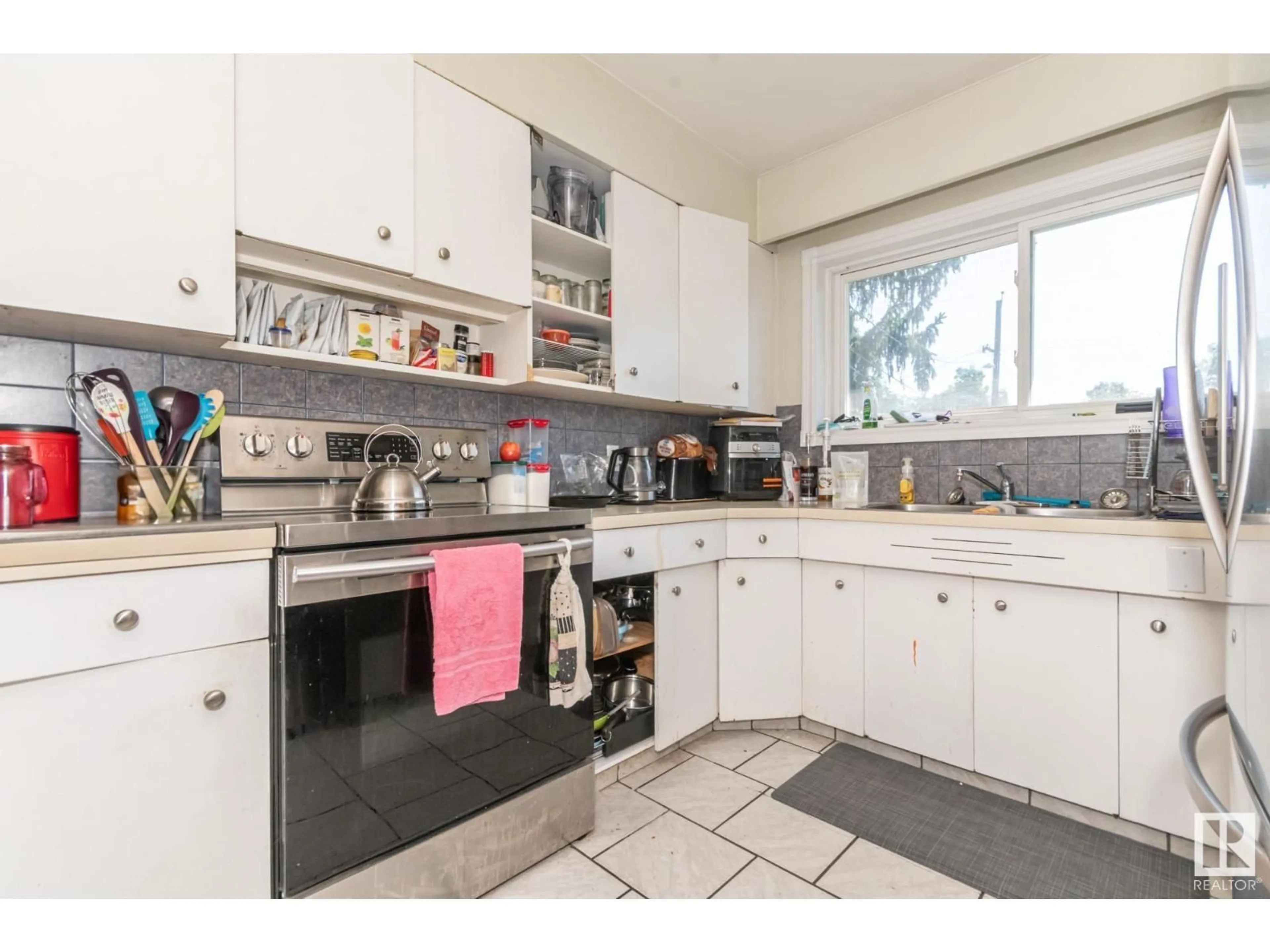 Standard kitchen, unknown for 11933 50 ST, Edmonton Alberta T5W3C1