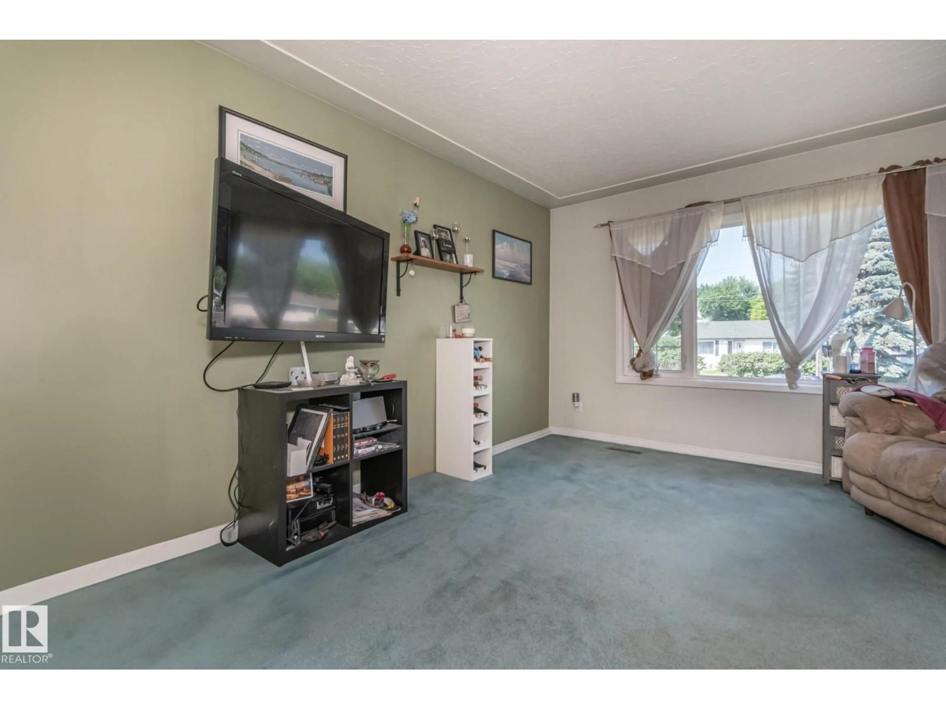 A pic of a room for 11933 50 ST, Edmonton Alberta T5W3C1
