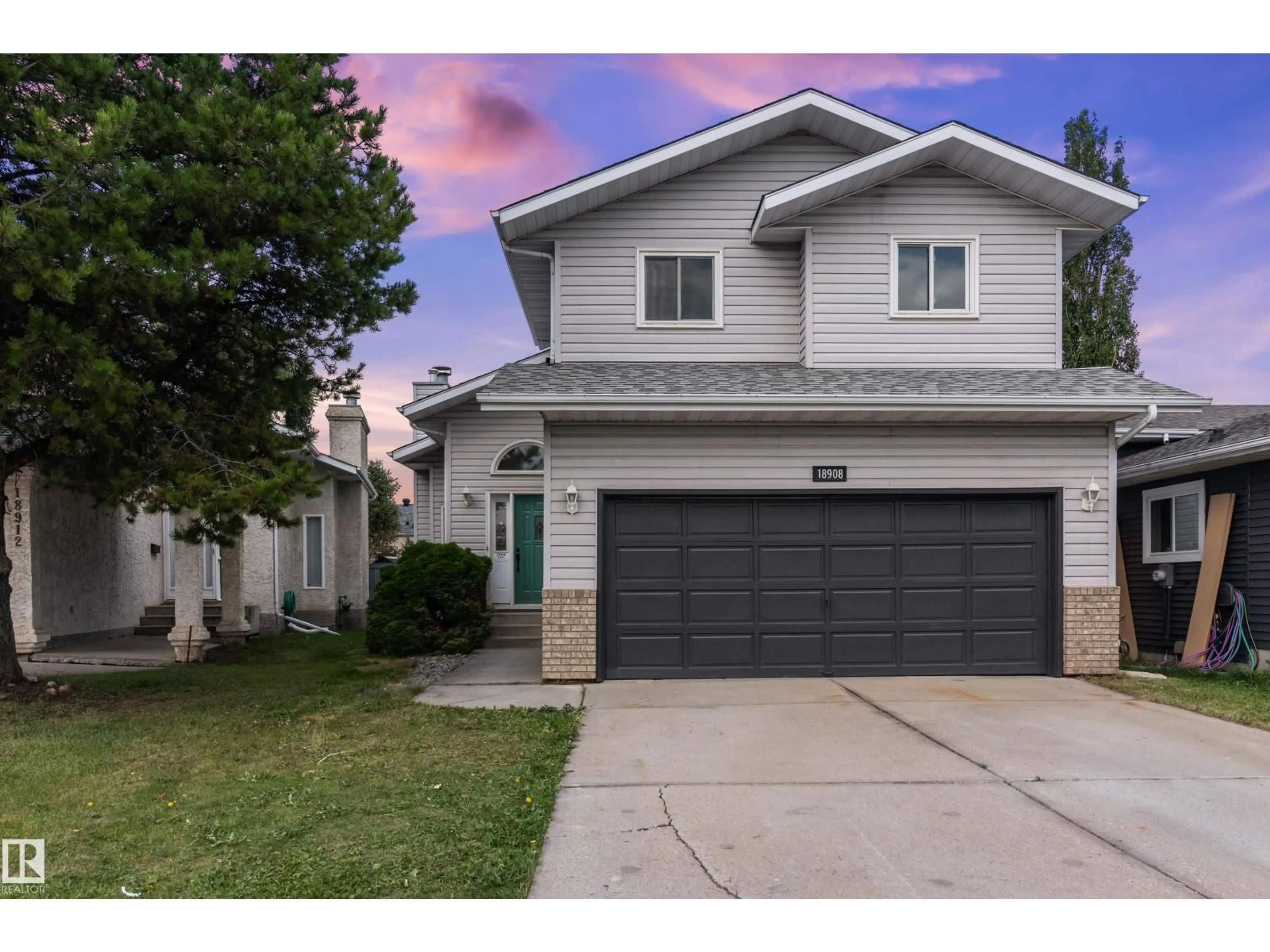 Home with vinyl exterior material, street for 18908 58 AV, Edmonton Alberta T6M2G6