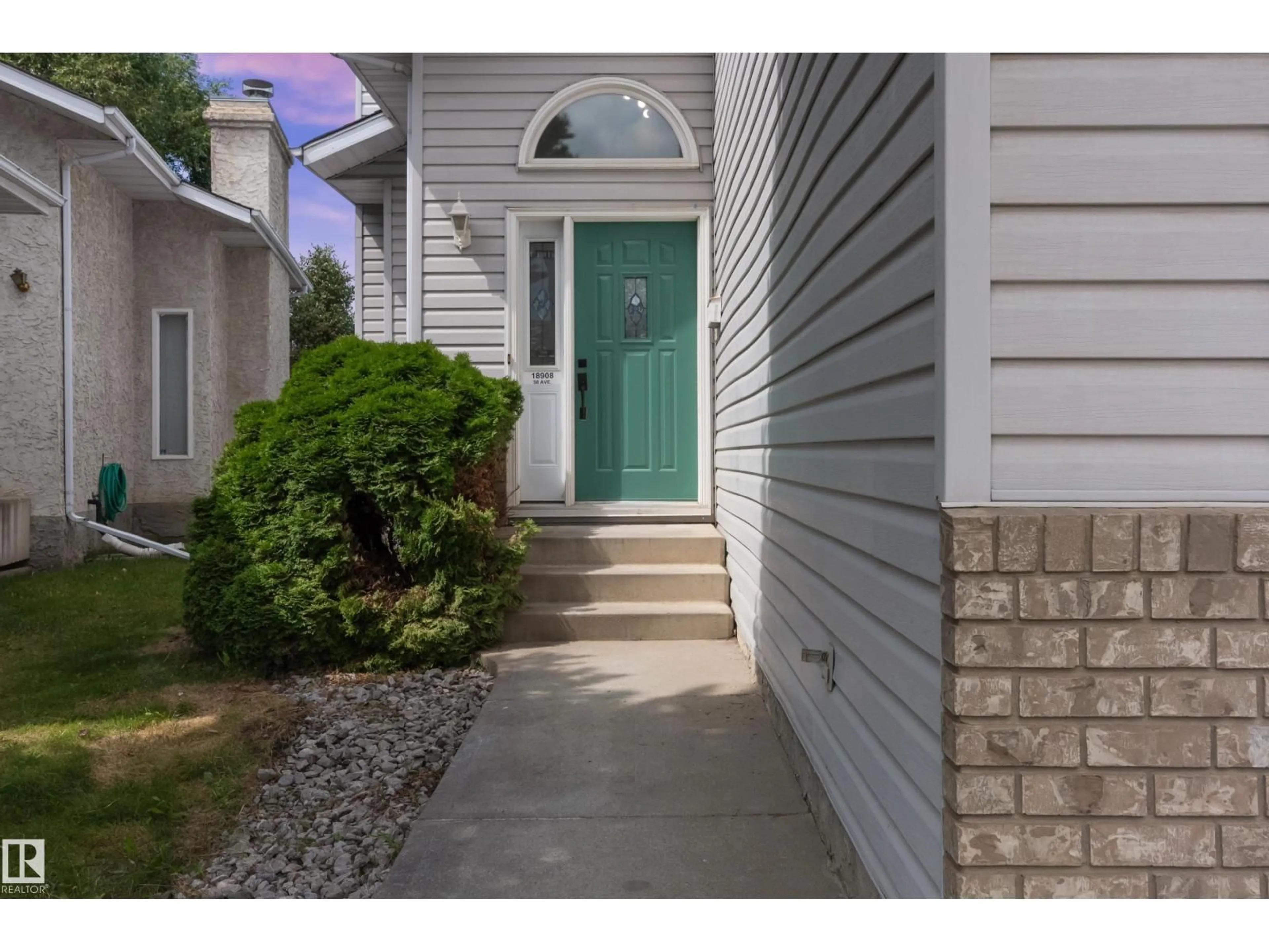Indoor entryway for 18908 58 AV, Edmonton Alberta T6M2G6