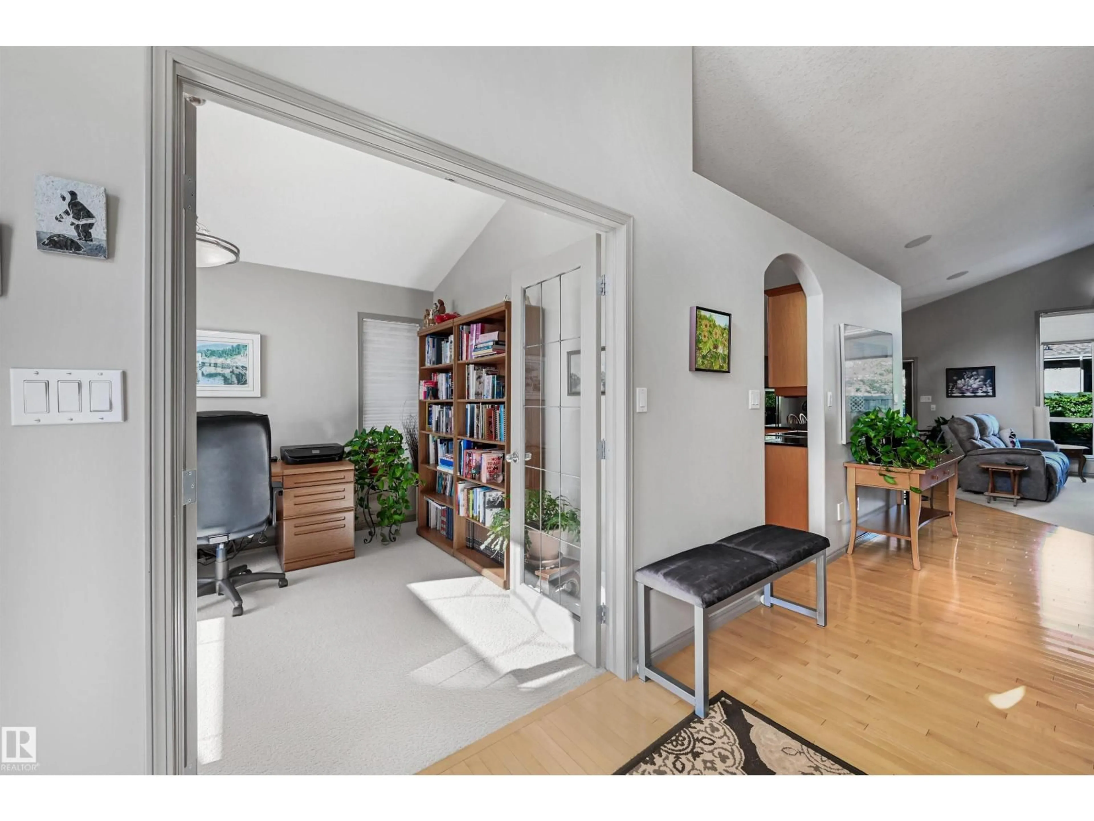 Indoor entryway for 1010 HOLGATE PL, Edmonton Alberta T6R2T6