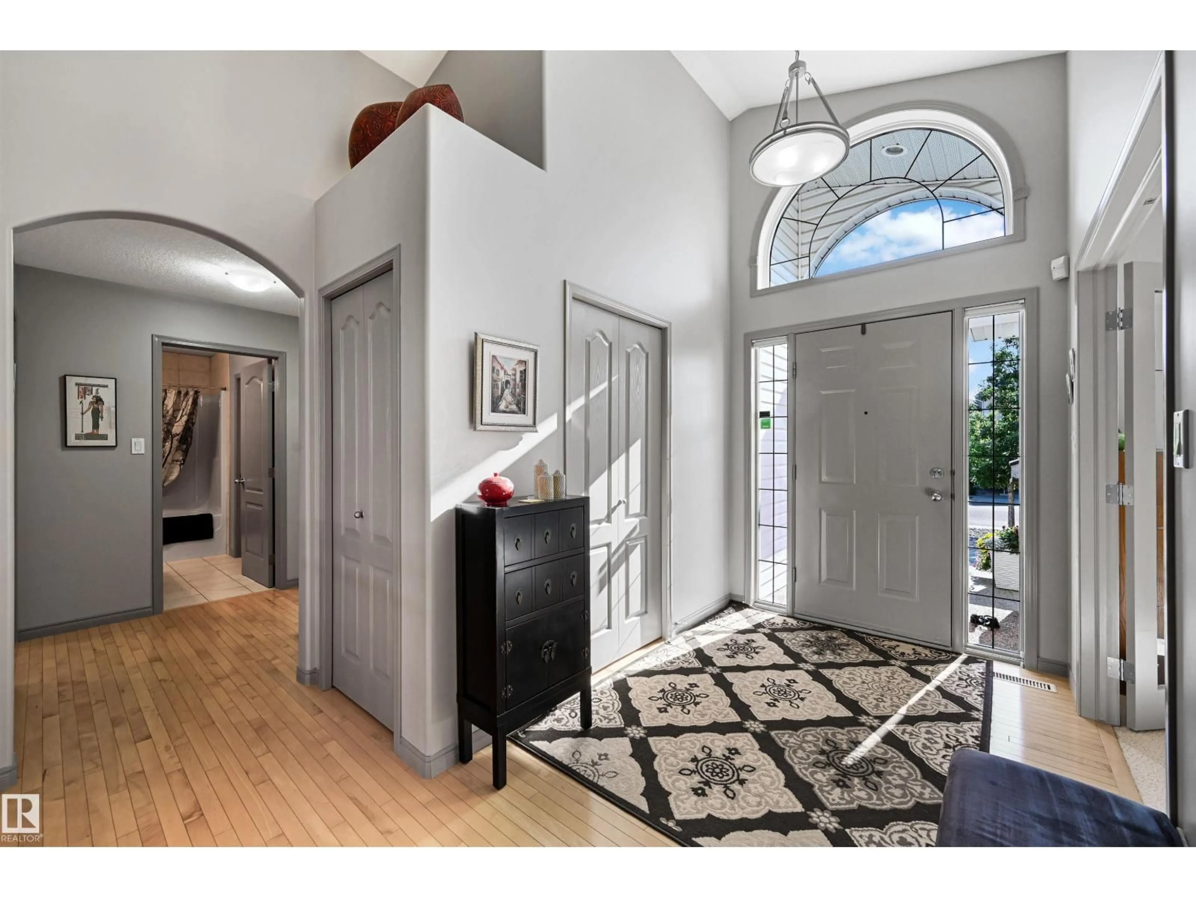 Indoor entryway for 1010 HOLGATE PL, Edmonton Alberta T6R2T6