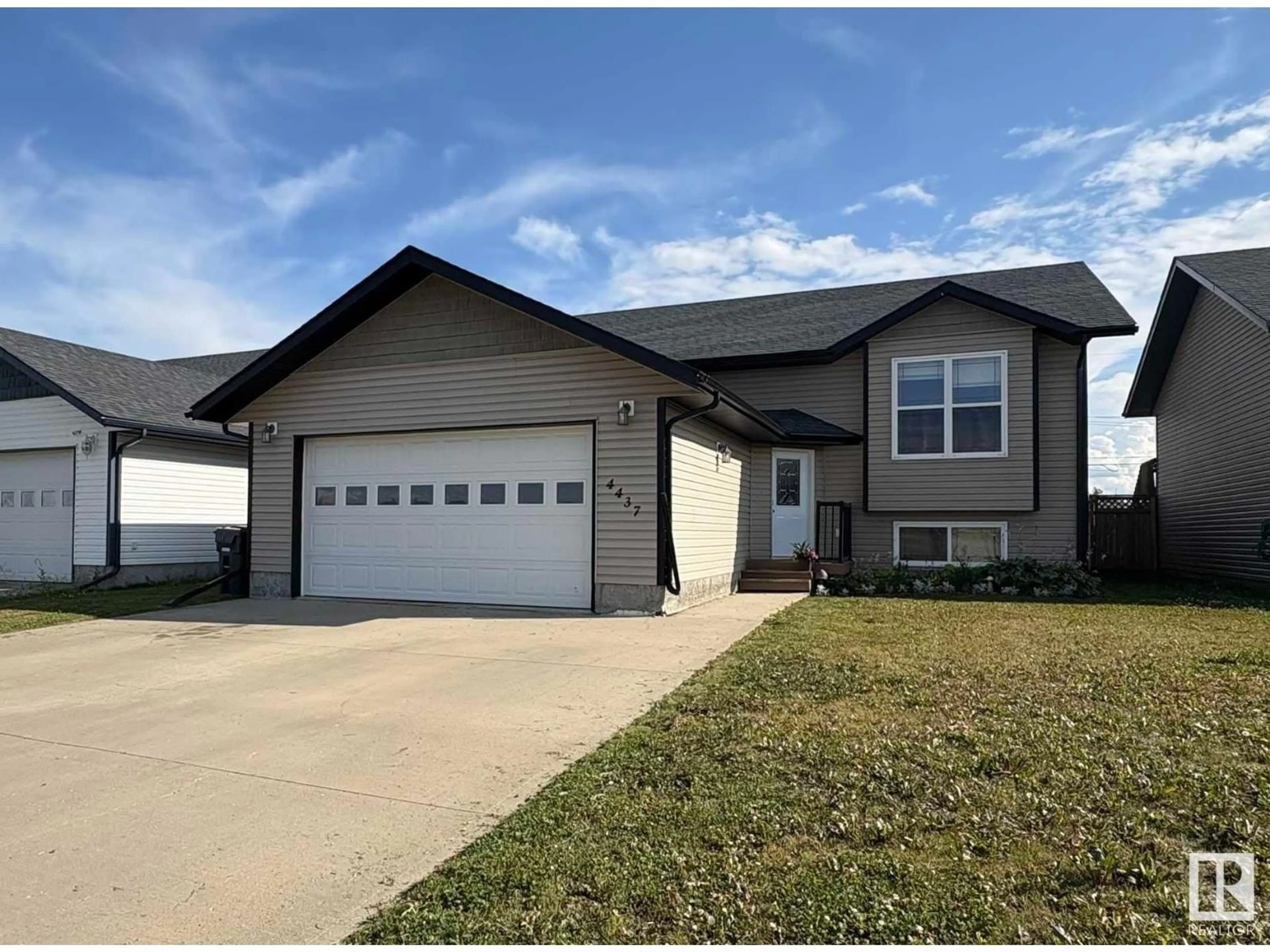 Home with vinyl exterior material, street for 4437 53 AV, St. Paul Town Alberta T0A3A3