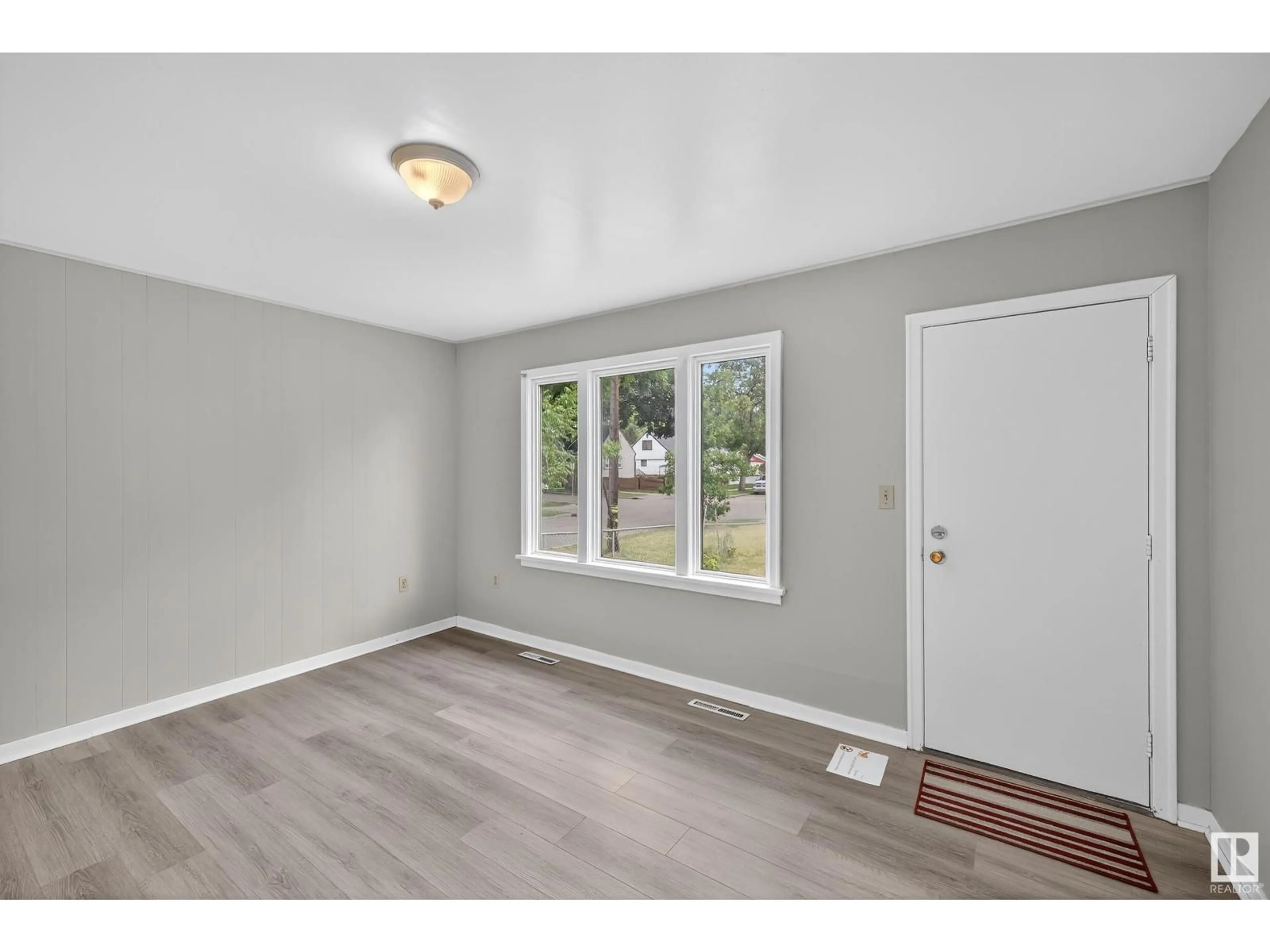 A pic of a room for 11952 61 ST, Edmonton Alberta T5W4A9