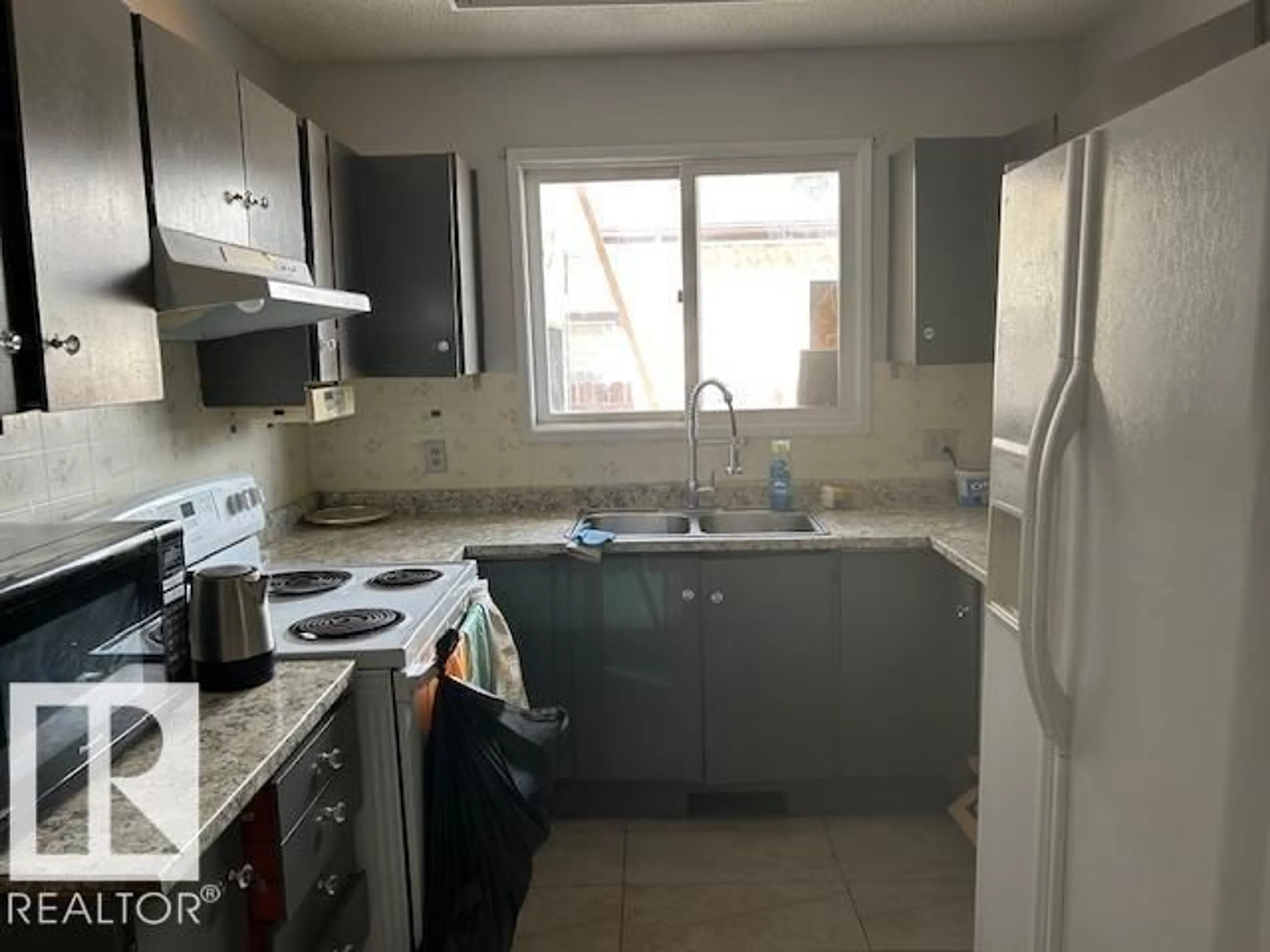Standard kitchen, unknown for 135 HUMBERSTONE RD, Edmonton Alberta T5A4E4