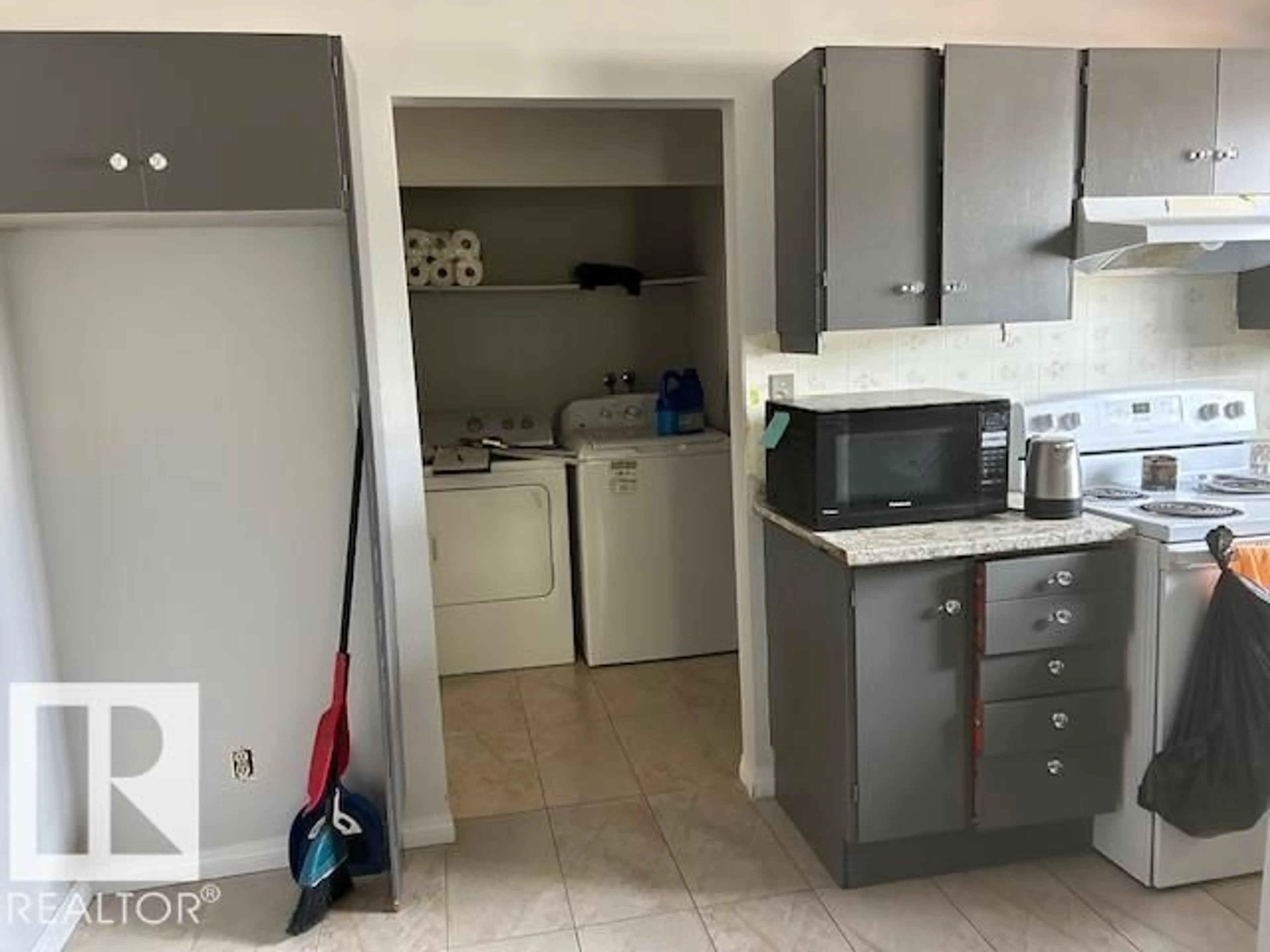 Standard kitchen, unknown for 135 HUMBERSTONE RD, Edmonton Alberta T5A4E4