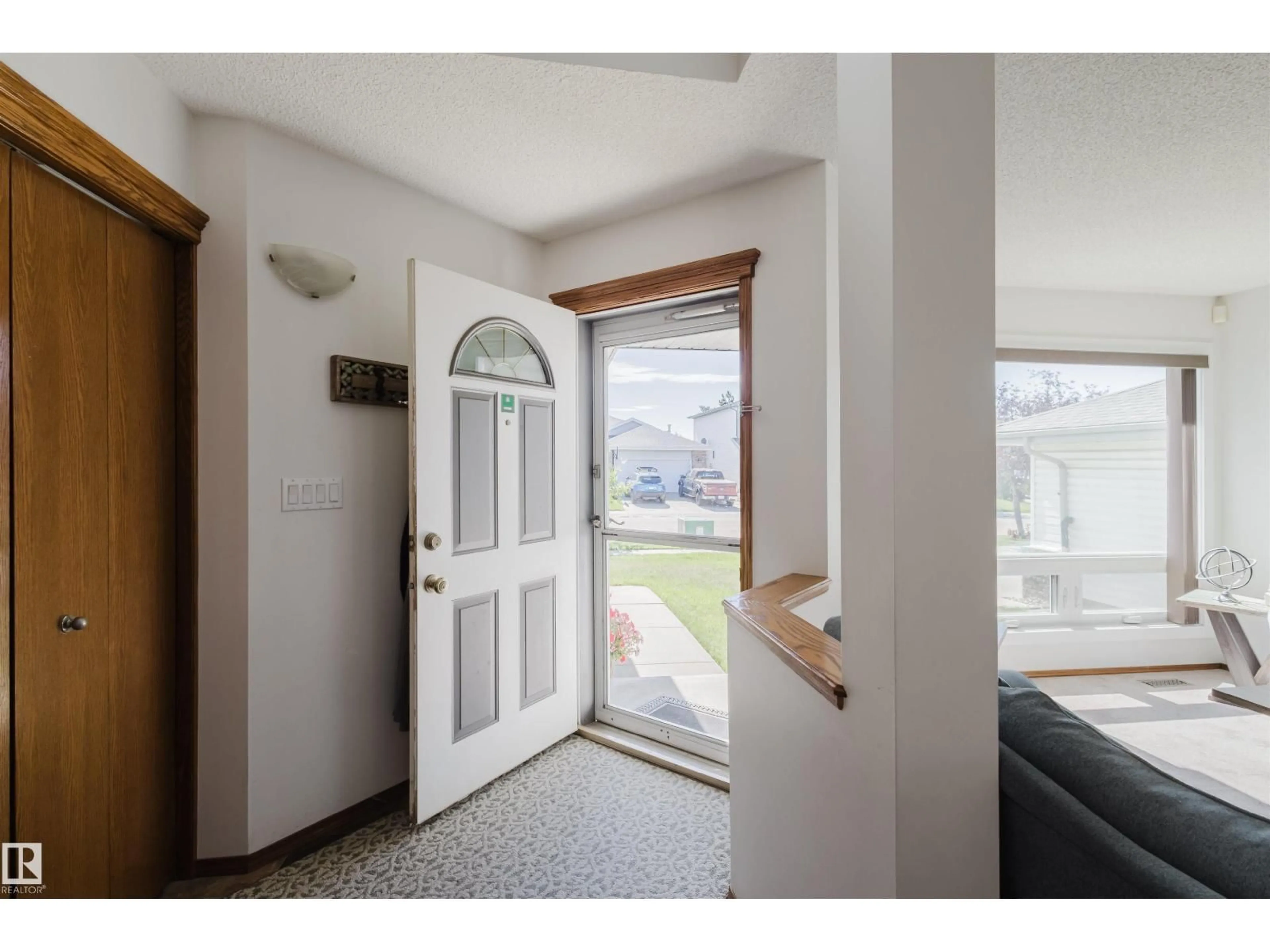 Indoor entryway for 442 KLARVATTEN LAKE WD, Edmonton Alberta T5Z3B9