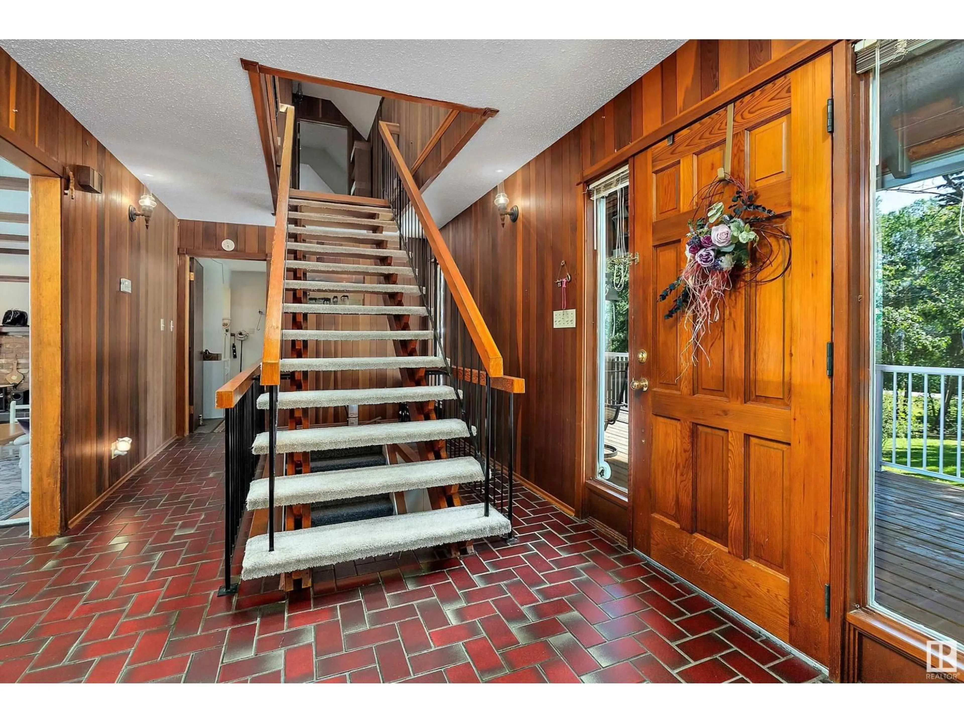 Indoor foyer for 779 - 18 54023 HGHWAY, Rural Parkland County Alberta T7X3V5