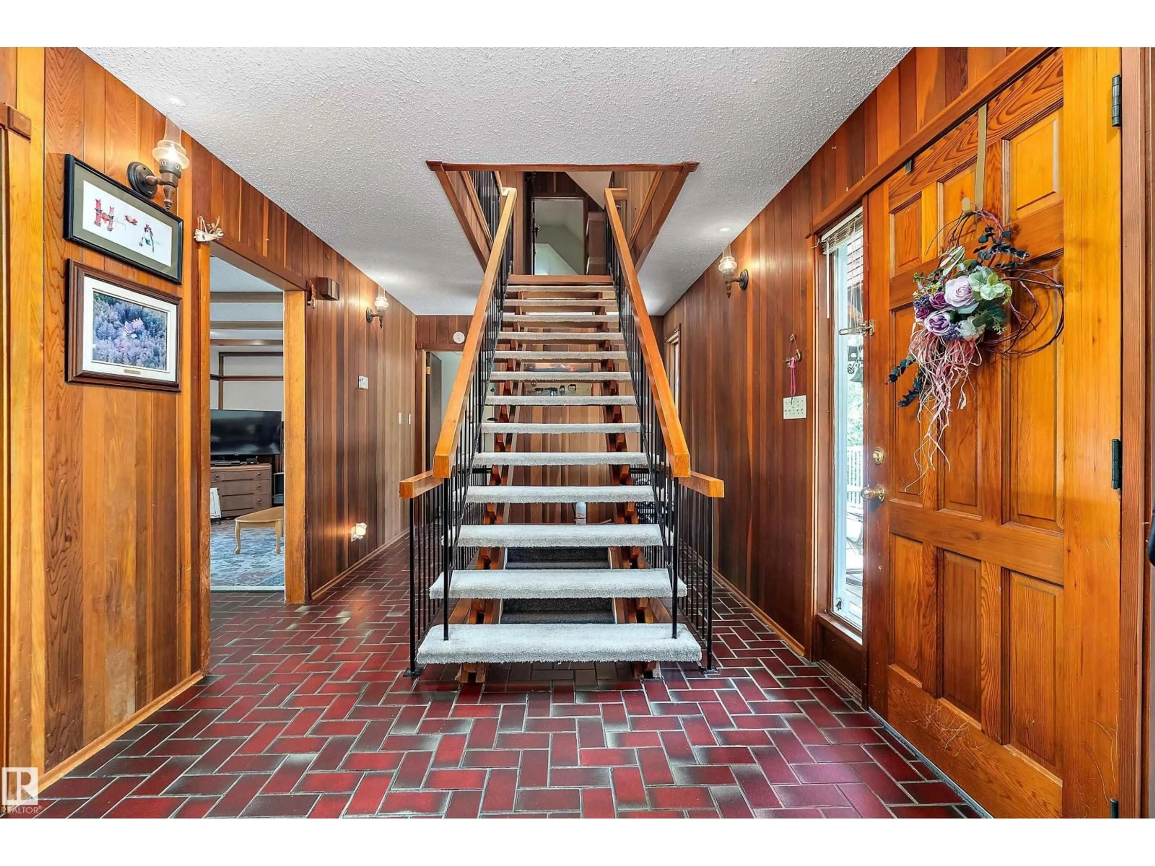 Indoor foyer for 779 - 18 54023 HGHWAY, Rural Parkland County Alberta T7X3V5