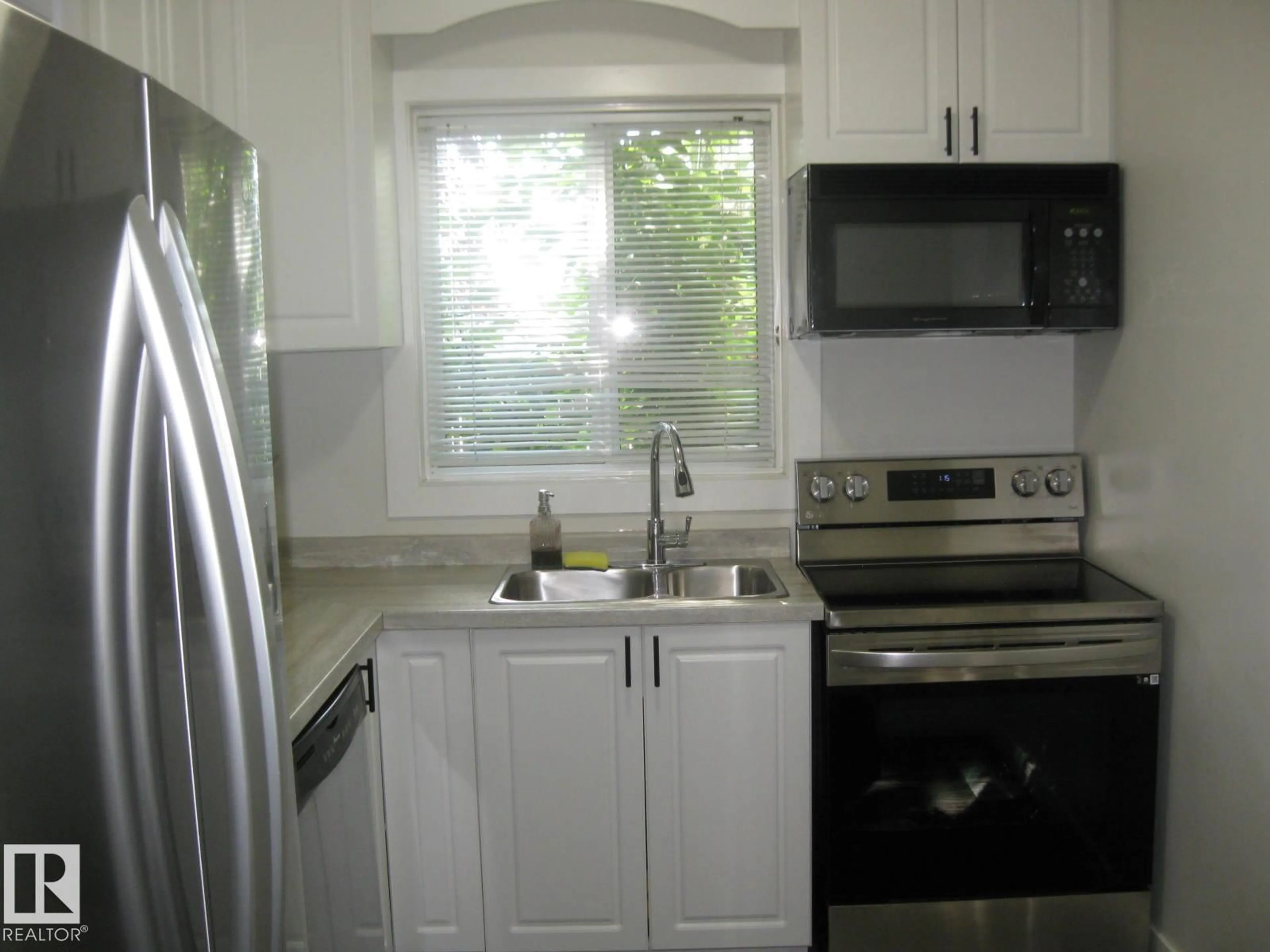 Standard kitchen, ceramic/tile floor for 6089 35A AV NW, Edmonton Alberta T6L1G7