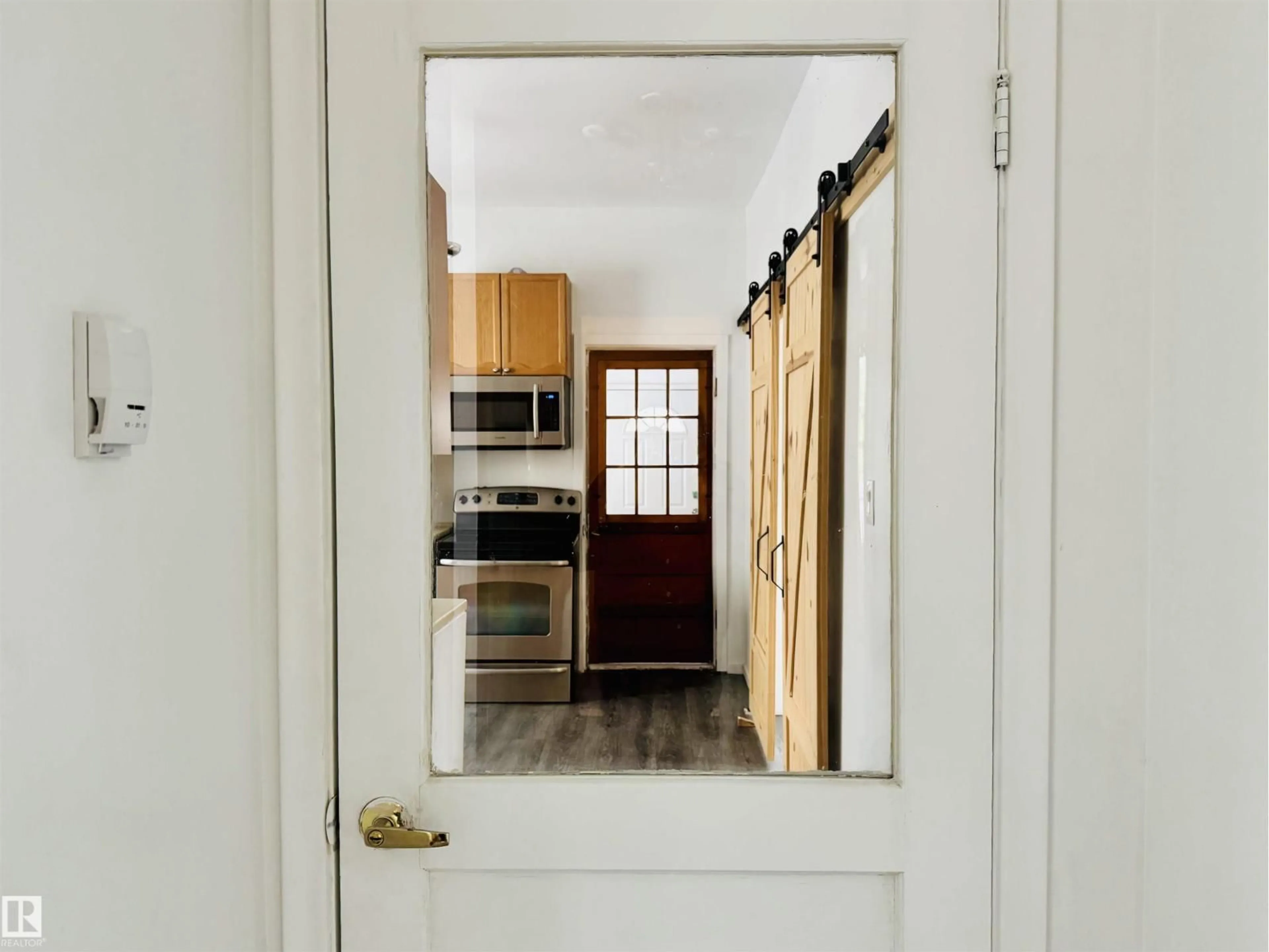 Indoor entryway for 11414 81 ST, Edmonton Alberta T5B2R6