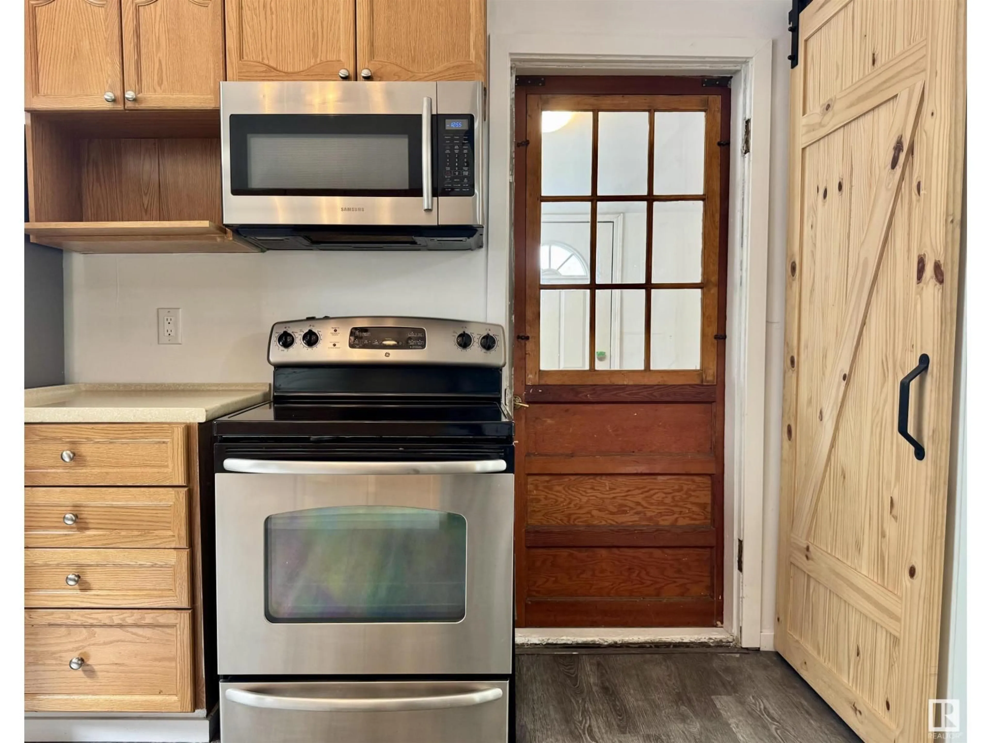 Standard kitchen, wood/laminate floor for 11414 81 ST, Edmonton Alberta T5B2R6