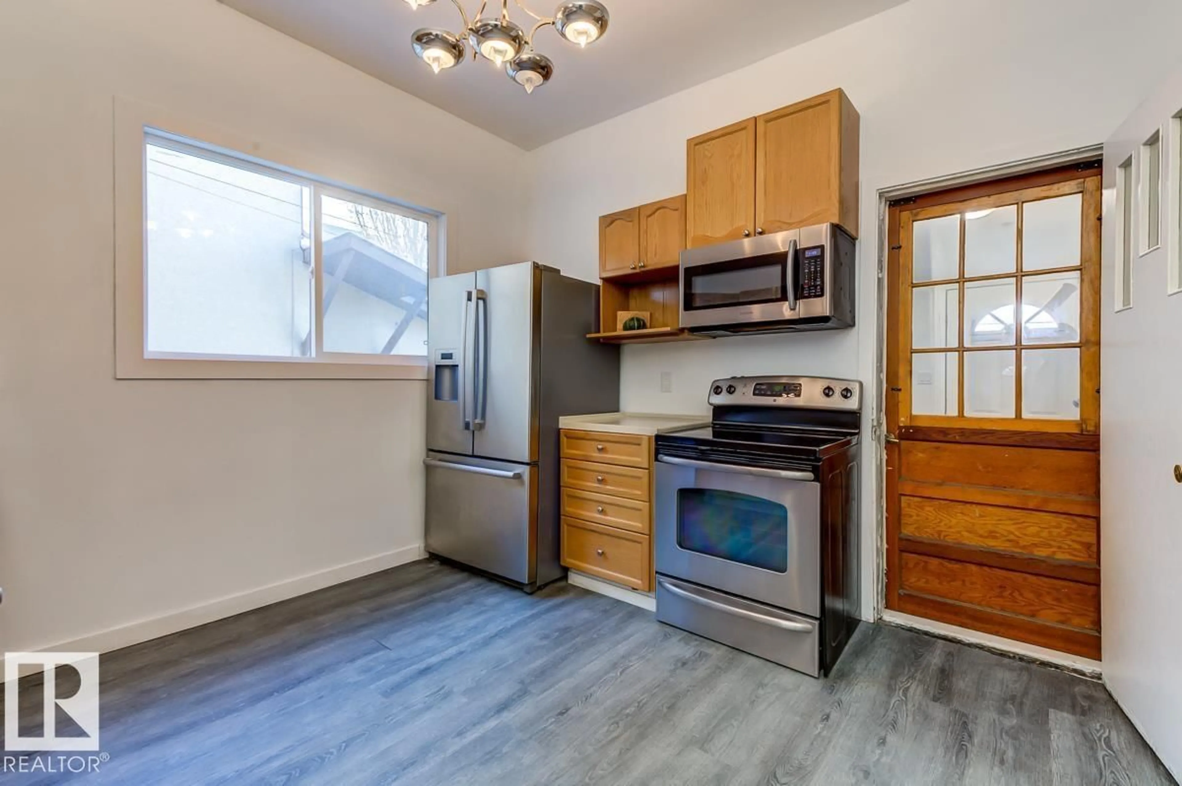 Standard kitchen, wood/laminate floor for 11414 81 ST, Edmonton Alberta T5B2R6