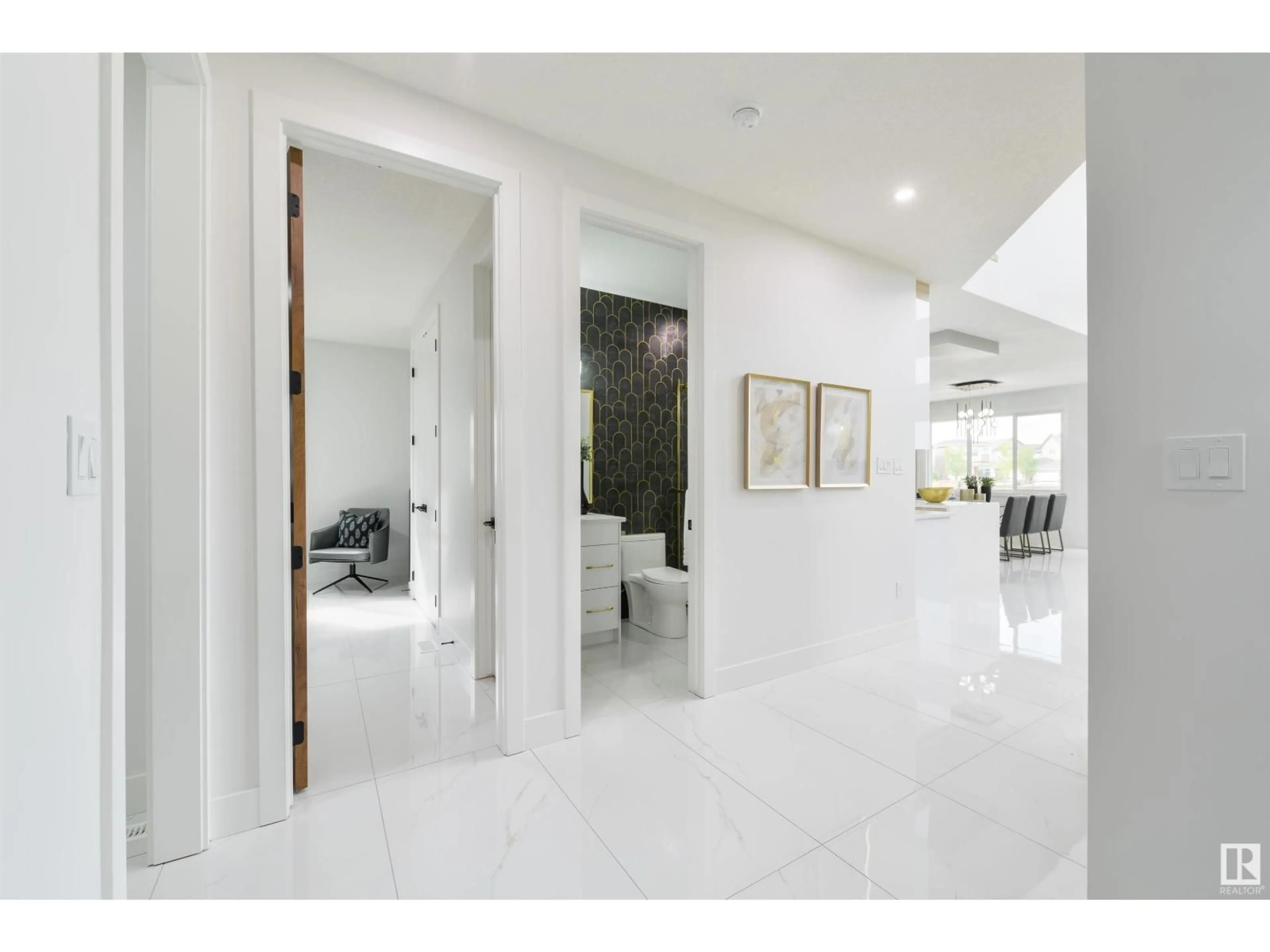 Indoor foyer for SW - 568 37 ST, Edmonton Alberta T6X3B3