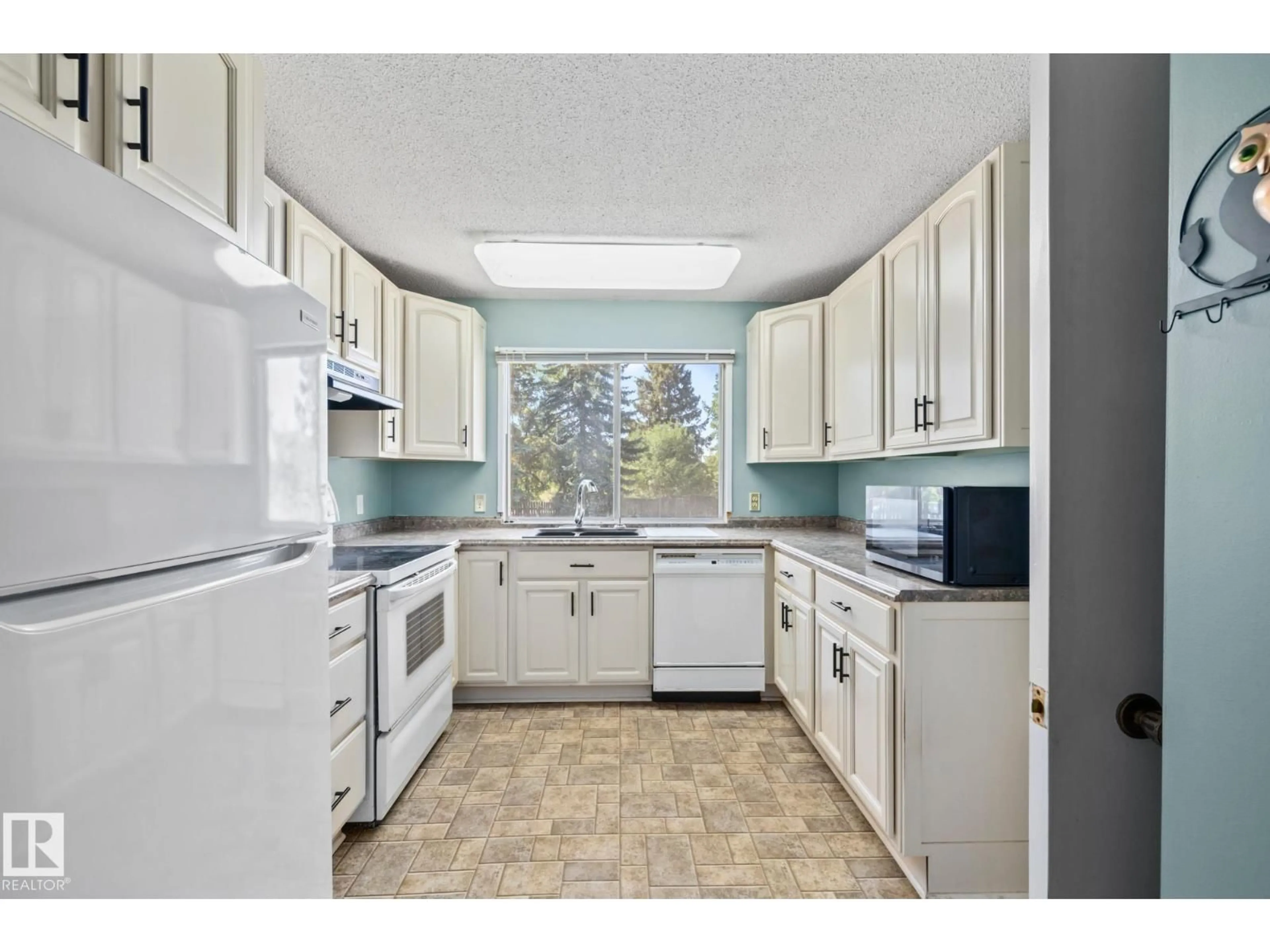 Standard kitchen, ceramic/tile floor for 66 GREER CR, St. Albert Alberta T8N1T8