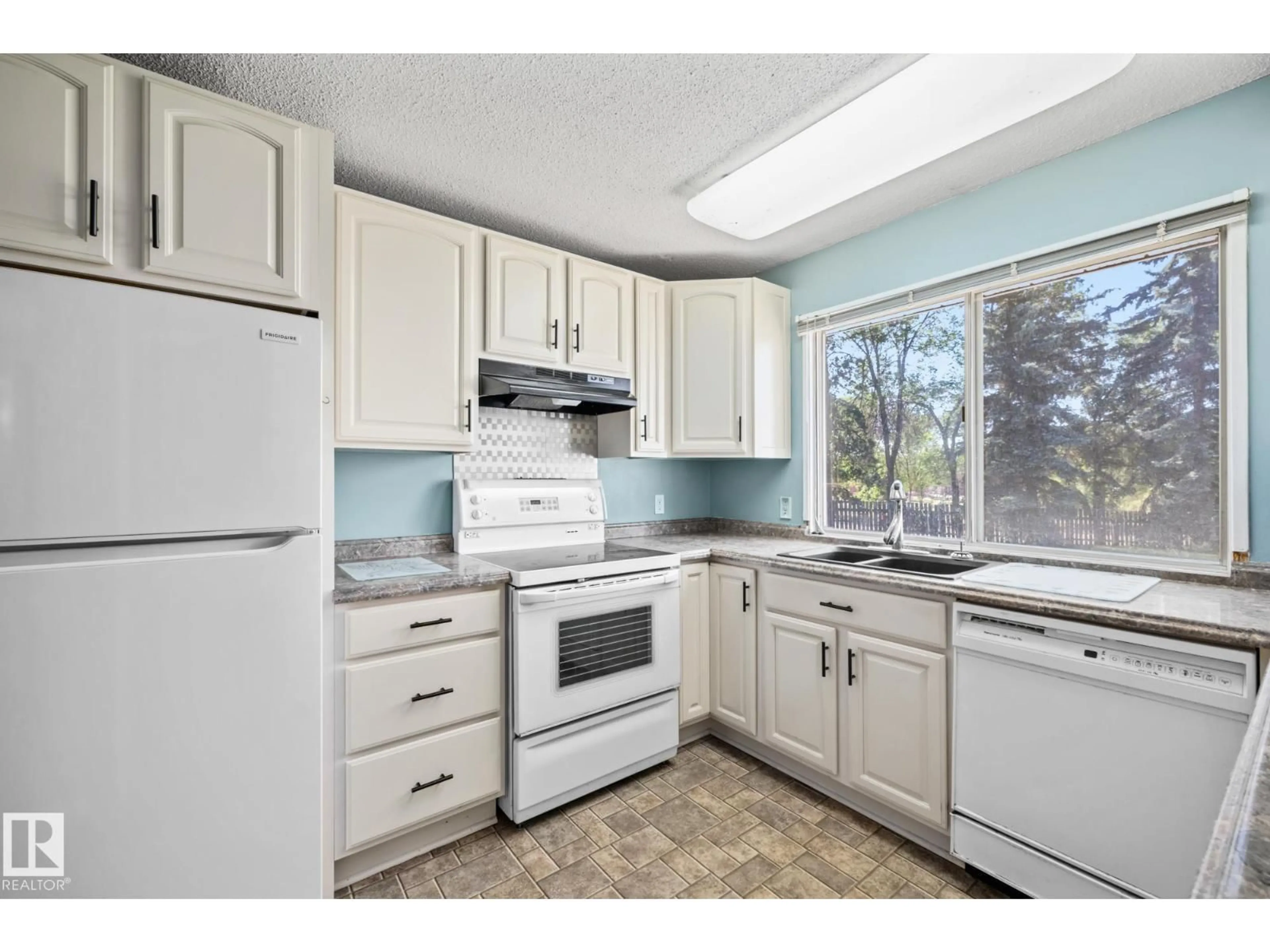 Standard kitchen, unknown for 66 GREER CR, St. Albert Alberta T8N1T8