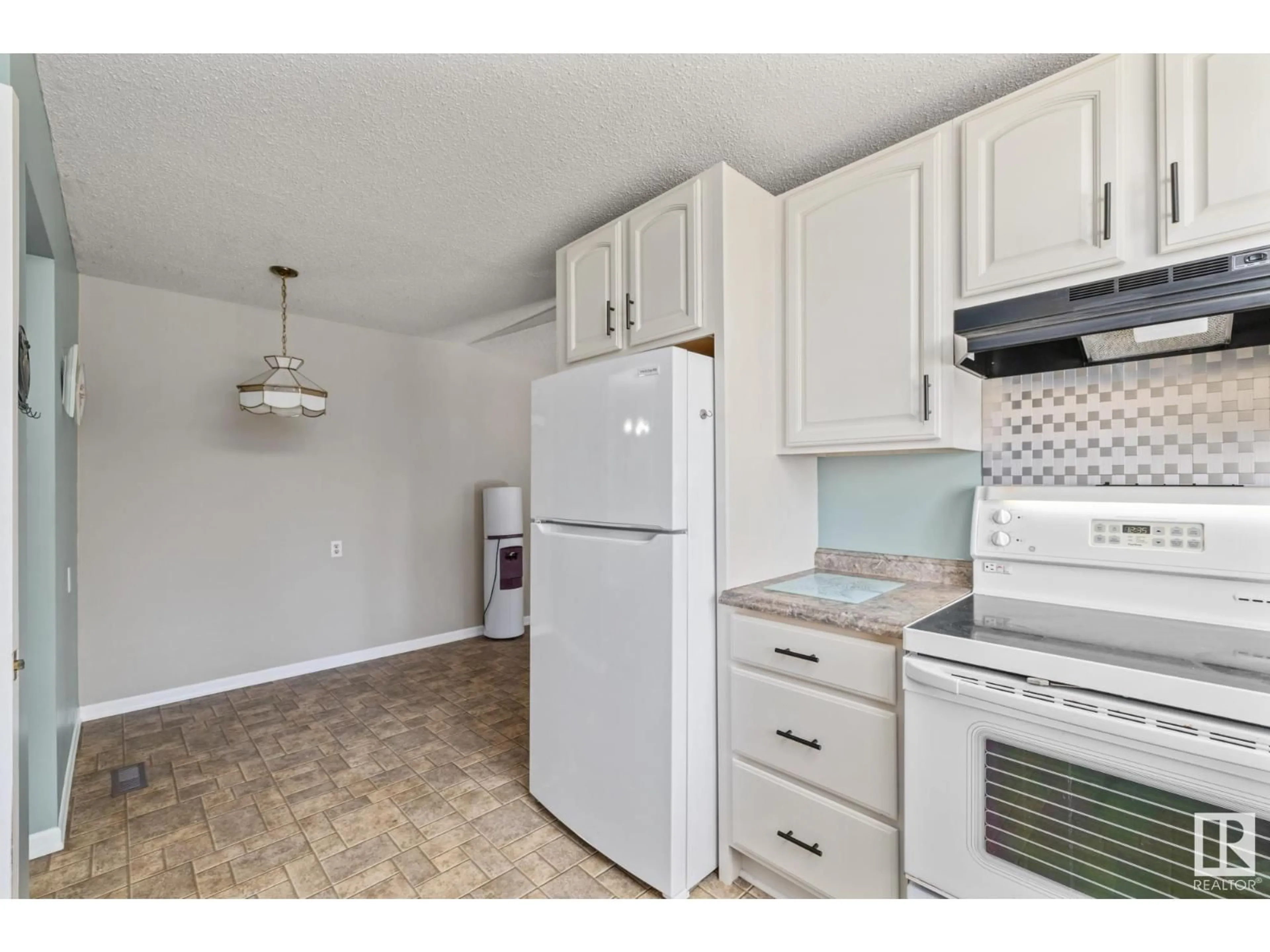 Standard kitchen, unknown for 66 GREER CR, St. Albert Alberta T8N1T8