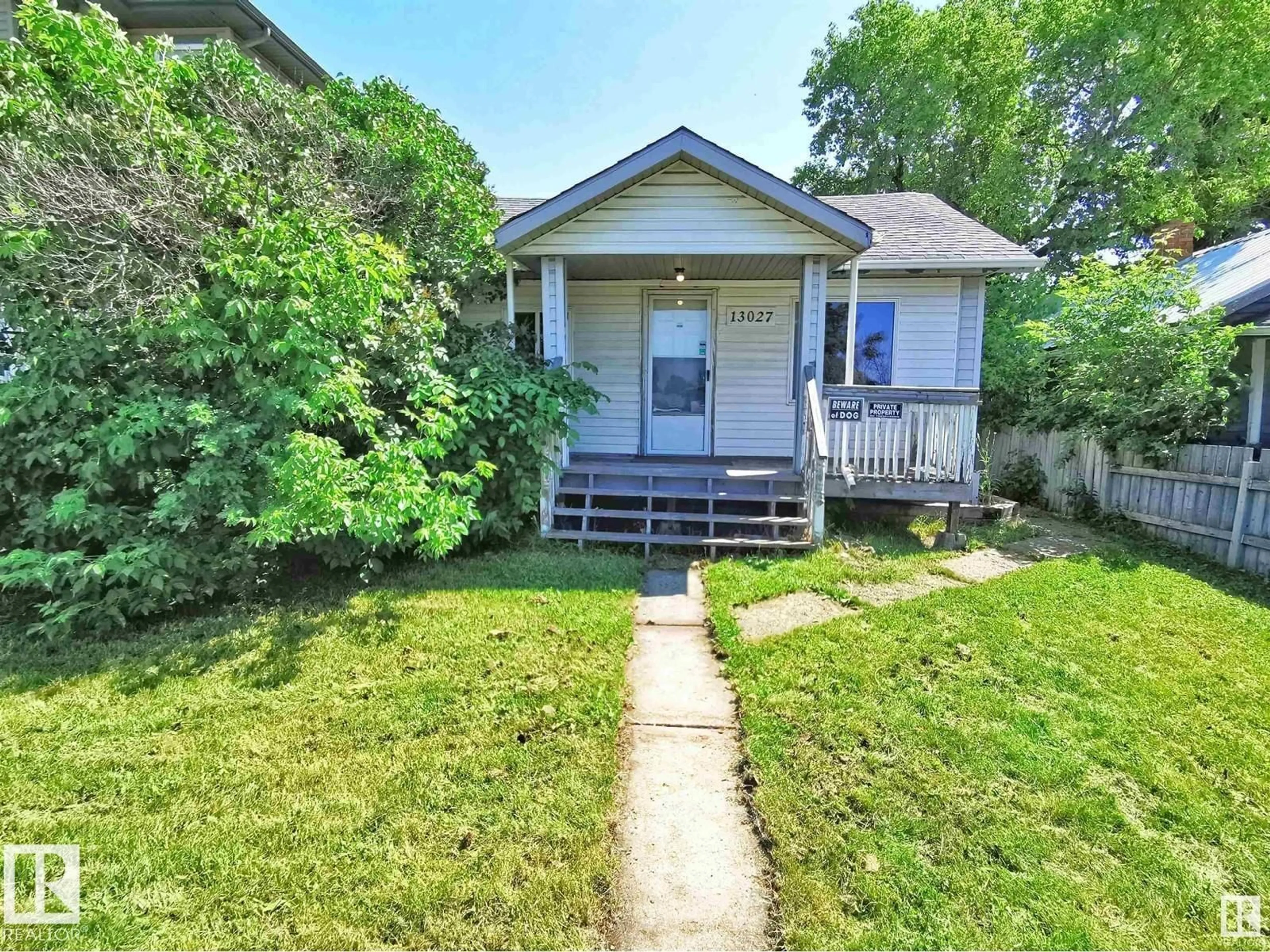 A pic from outside/outdoor area/front of a property/back of a property/a pic from drone, street for 13027 66 ST, Edmonton Alberta T5C0A7
