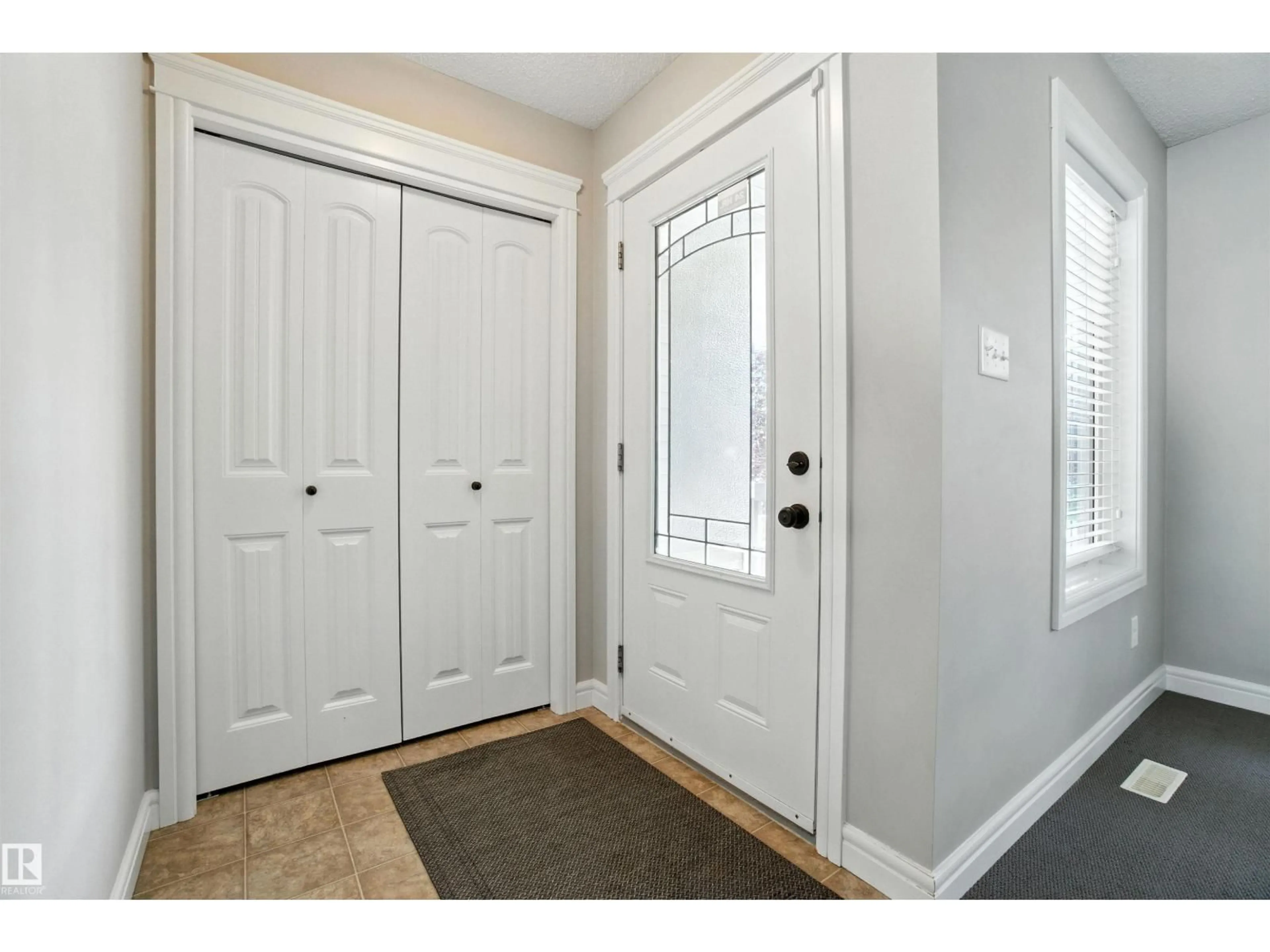 Indoor entryway for 2424 GLENRIDDING BV, Edmonton Alberta T6W2T4