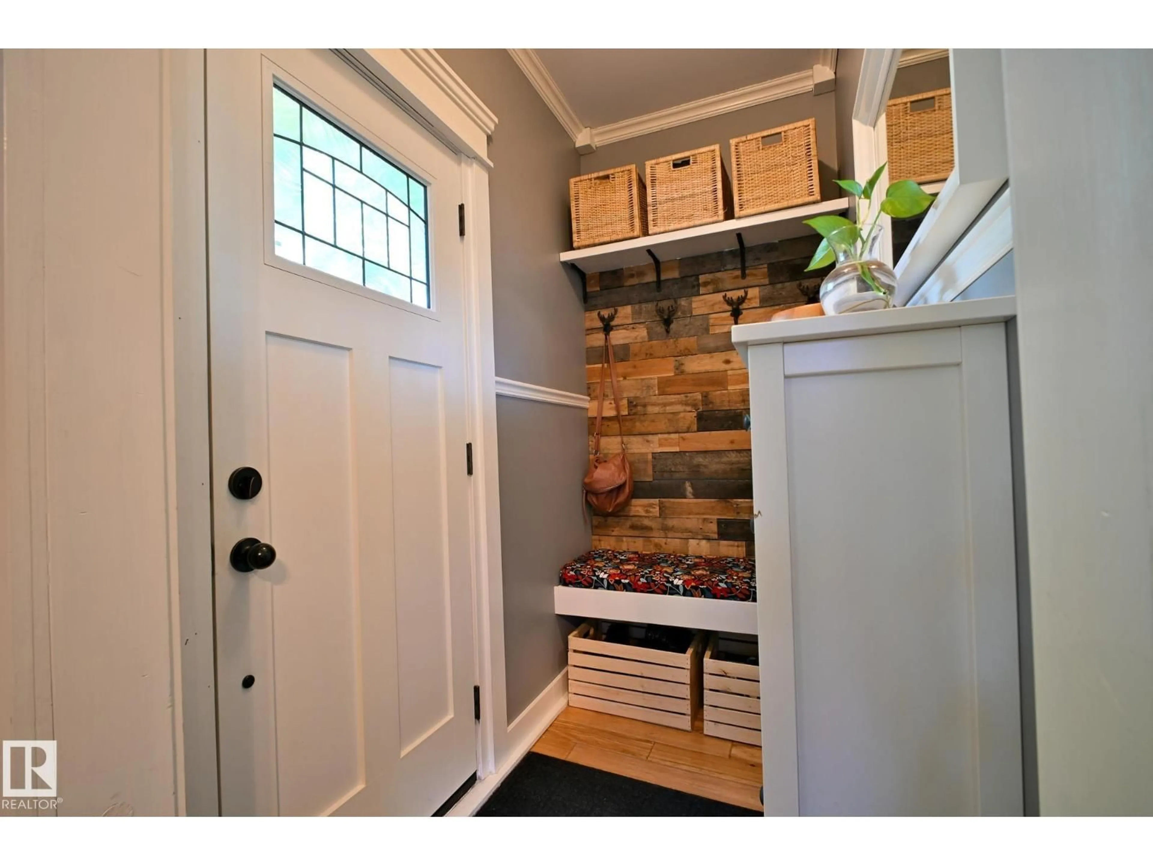 Indoor entryway for 11711 96 ST, Edmonton Alberta T5G1V1