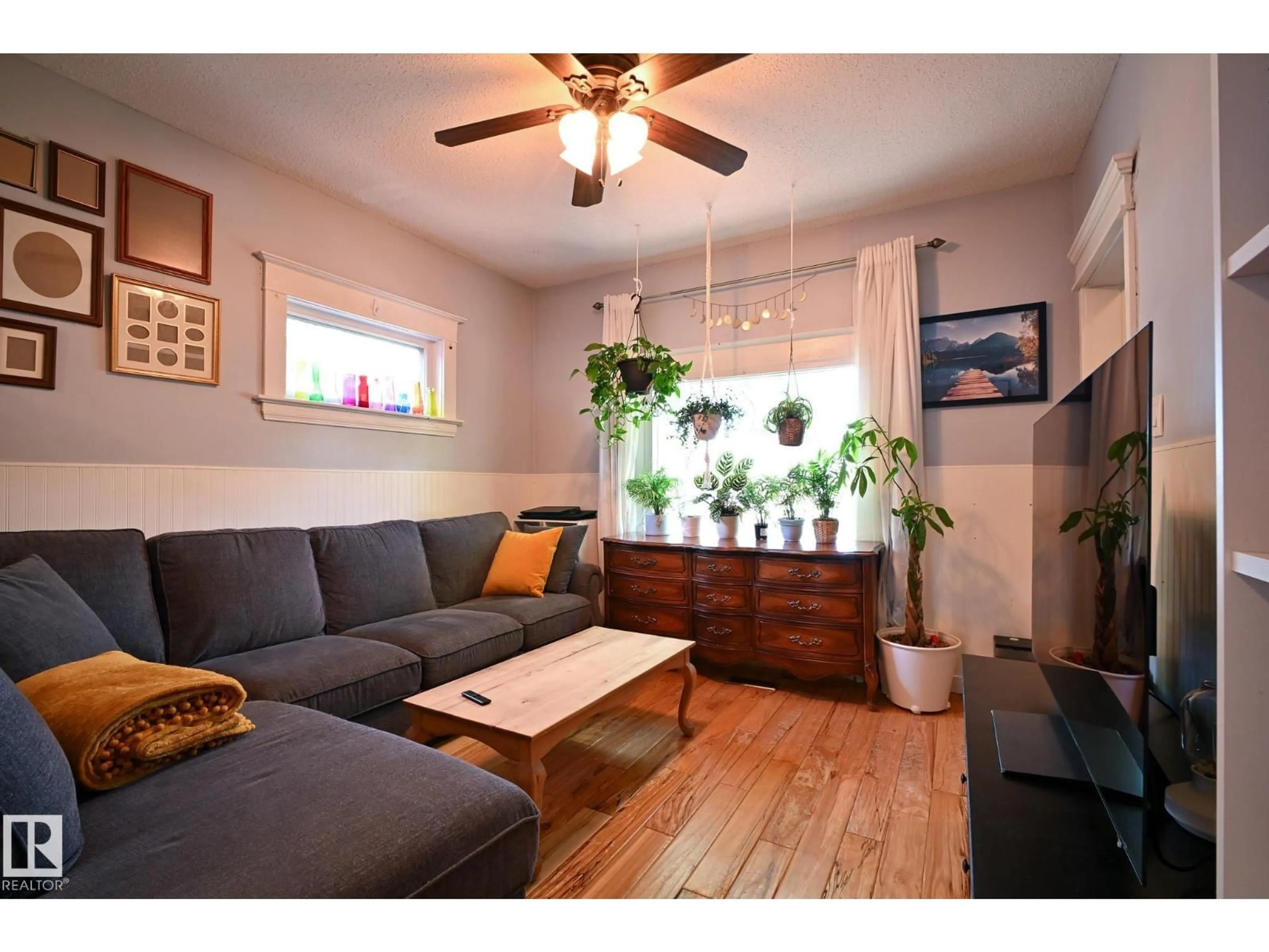 Living room with furniture, wood/laminate floor for 11711 96 ST, Edmonton Alberta T5G1V1