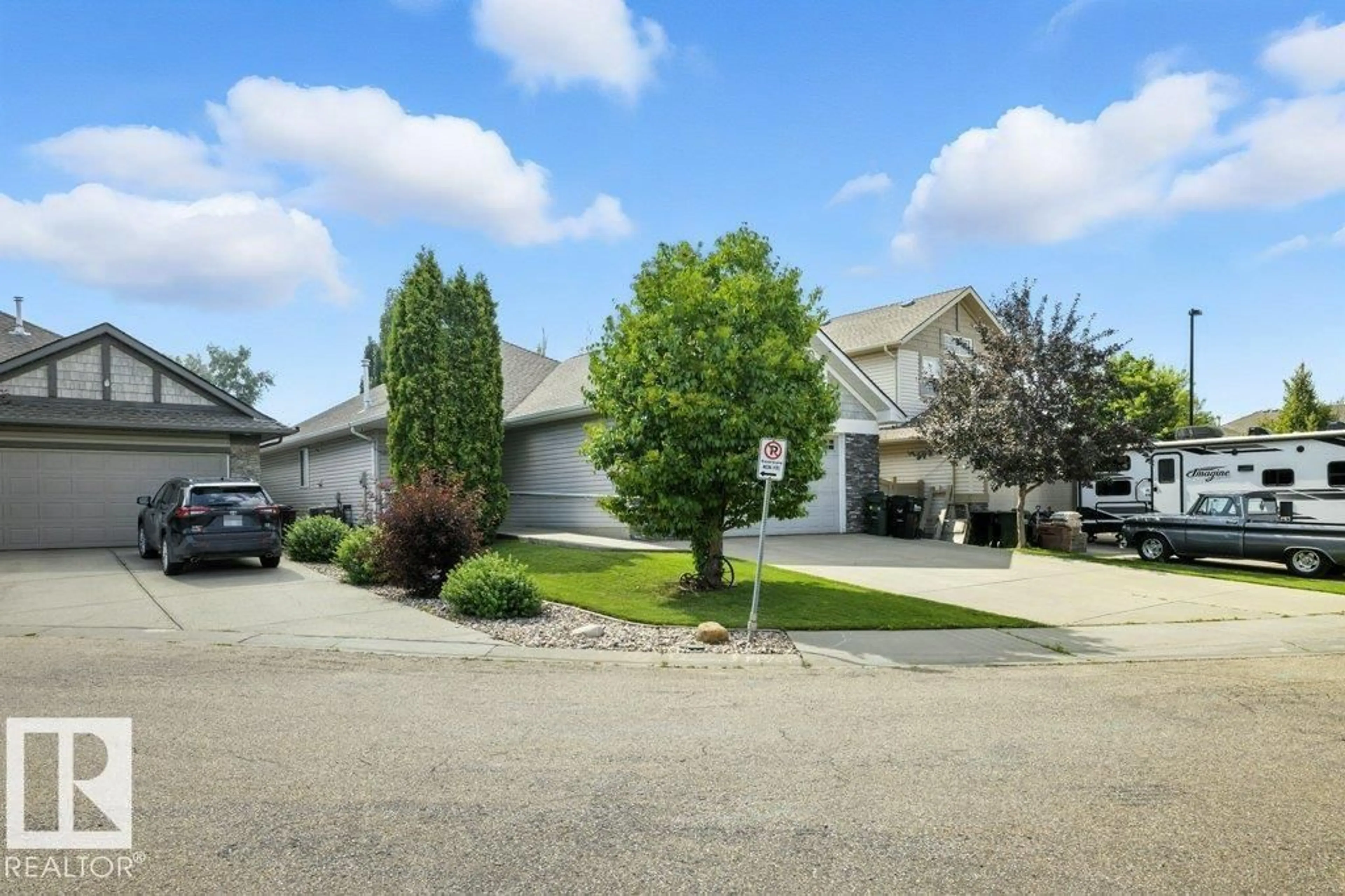 A pic from outside/outdoor area/front of a property/back of a property/a pic from drone, street for 61 RIDGELAND BA, Sherwood Park Alberta T8A6N6