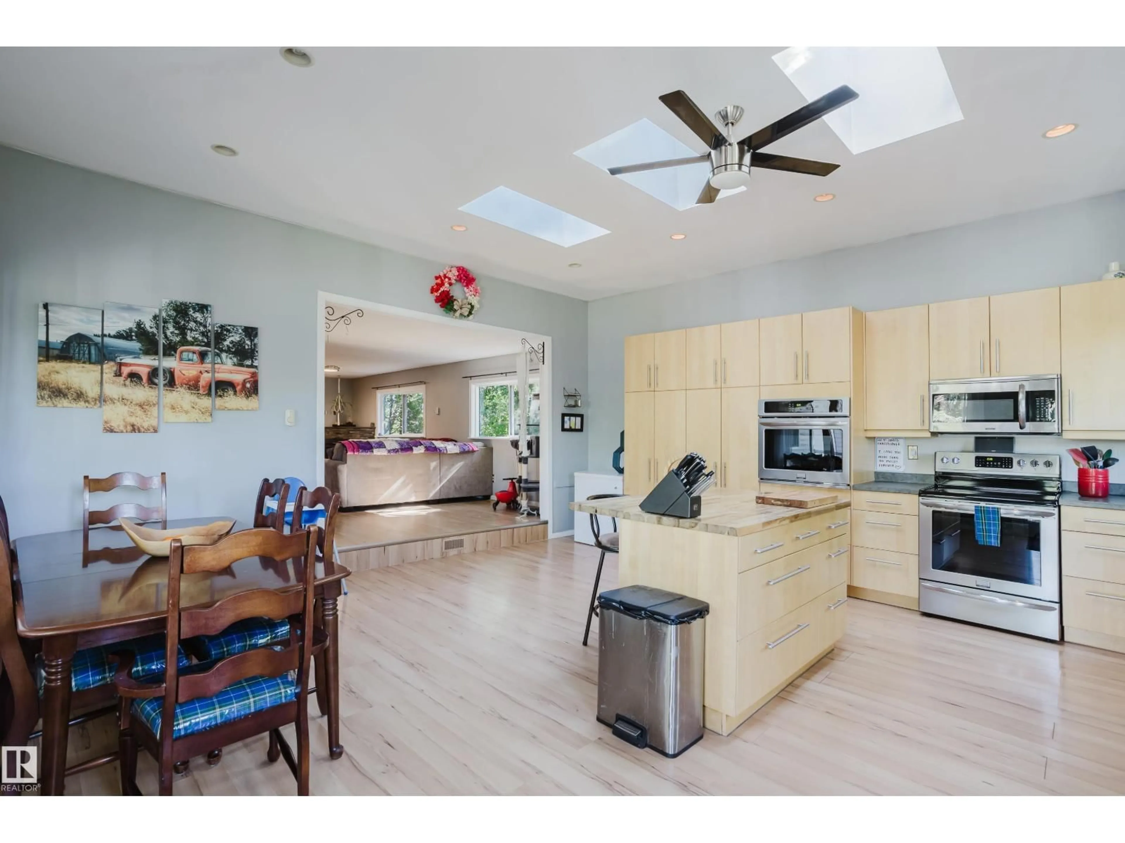 Open concept kitchen, ceramic/tile floor for 53504 - 5 RGE ROAD 14, Rural Parkland County Alberta T7Y0B5