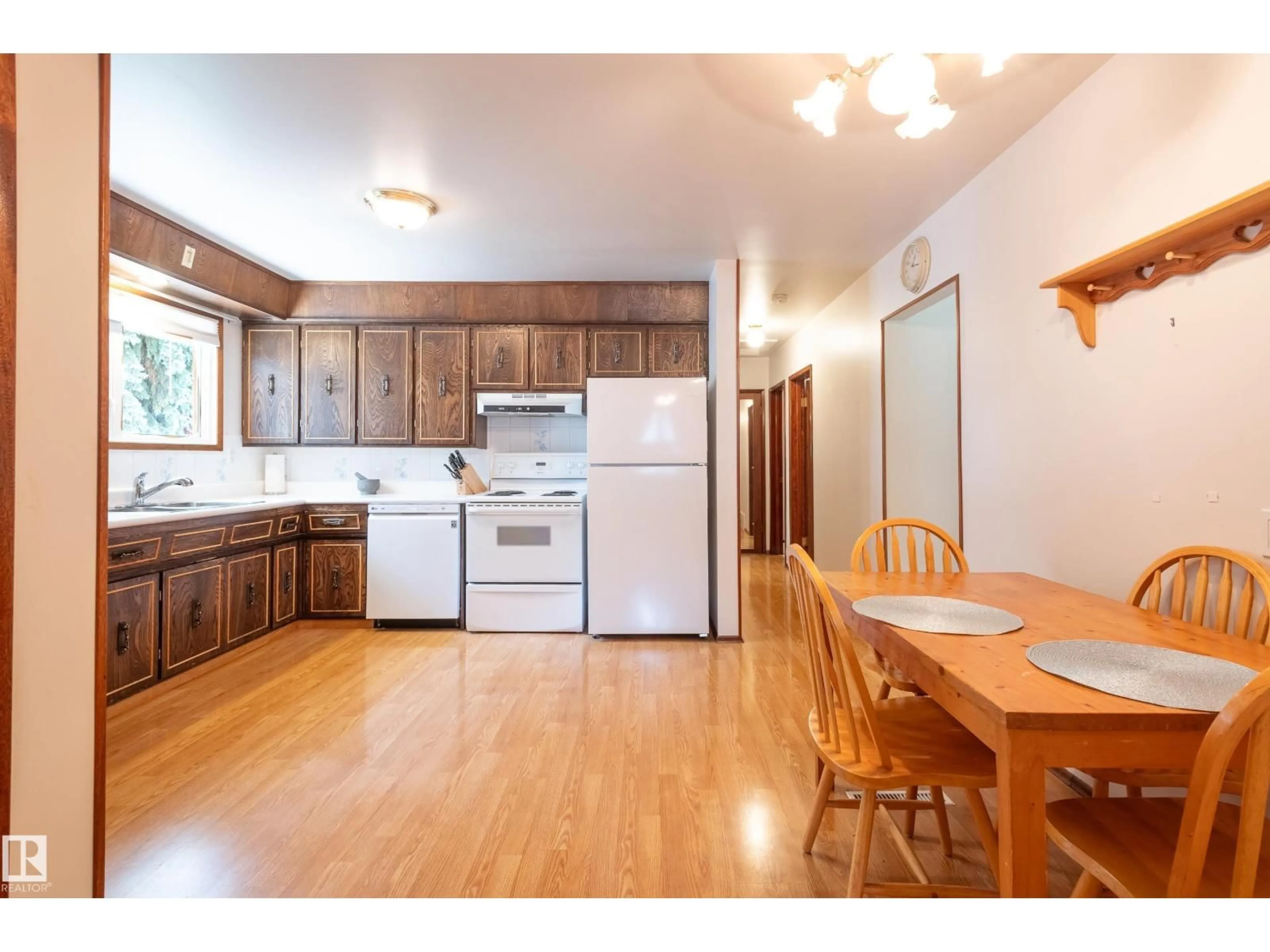 Standard kitchen, wood/laminate floor for 5 SAVOY PL, St. Albert Alberta T8N0J3