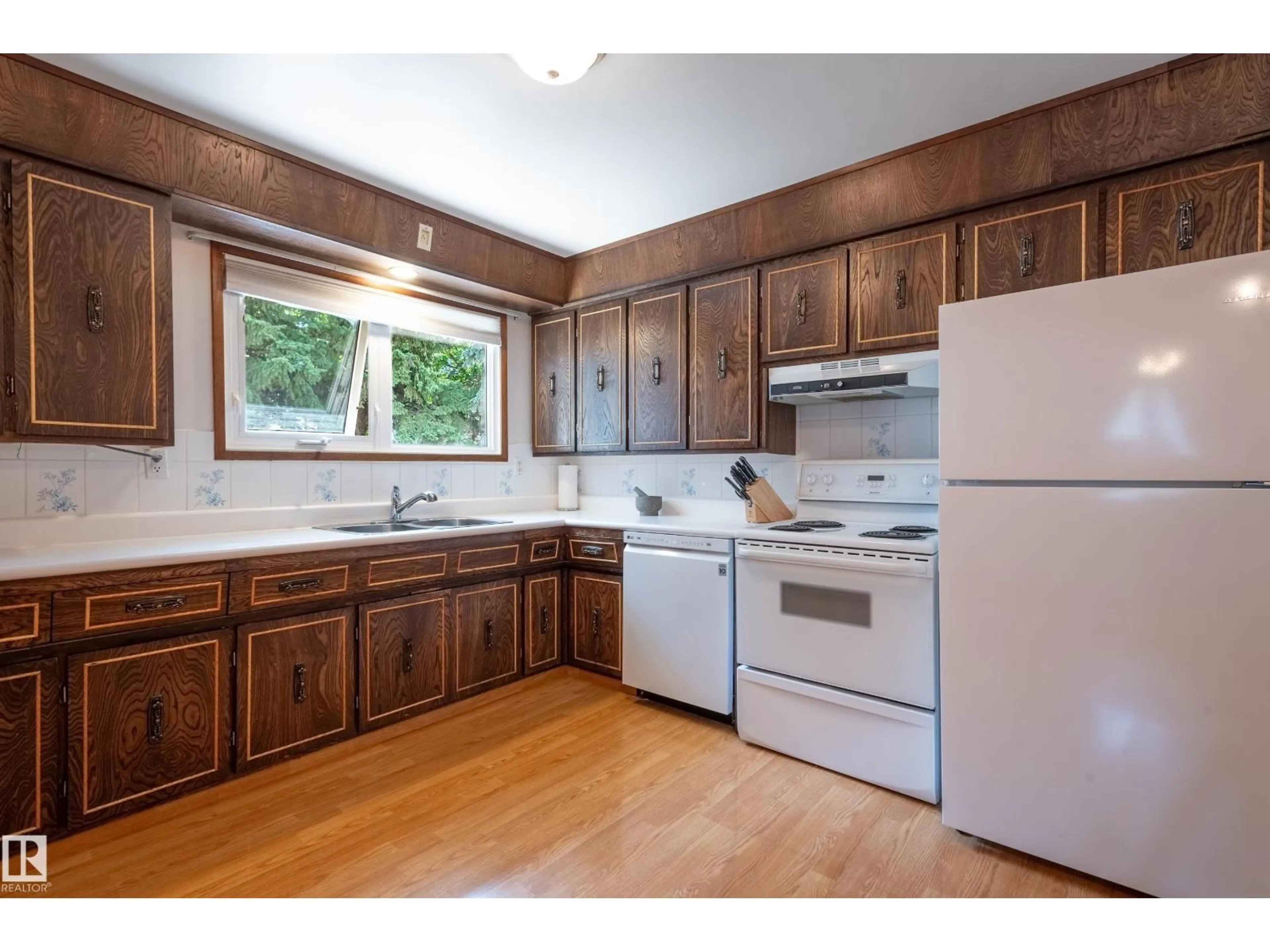 Standard kitchen, wood/laminate floor for 5 SAVOY PL, St. Albert Alberta T8N0J3
