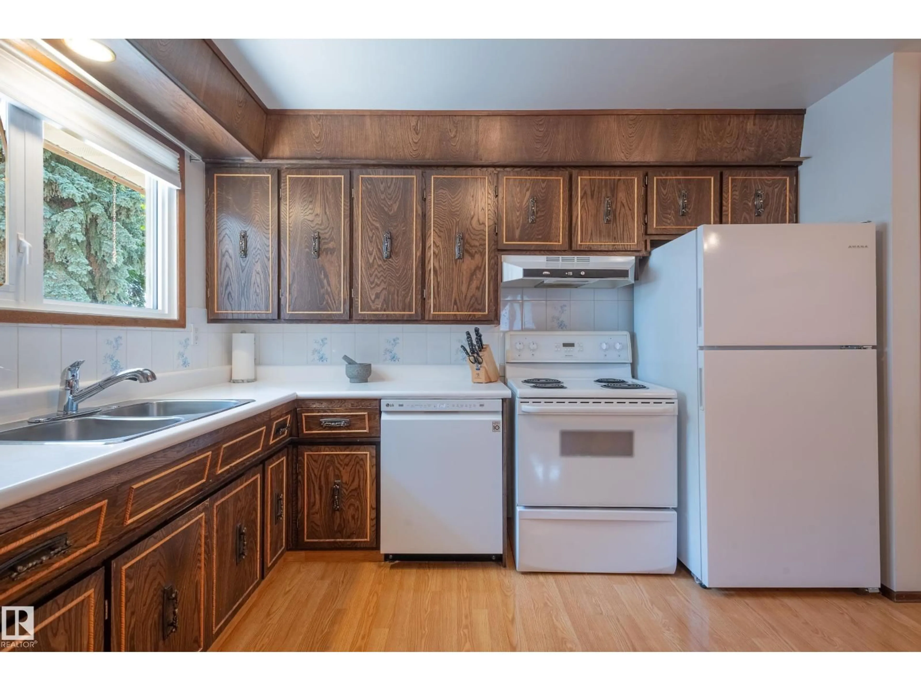 Standard kitchen, wood/laminate floor for 5 SAVOY PL, St. Albert Alberta T8N0J3