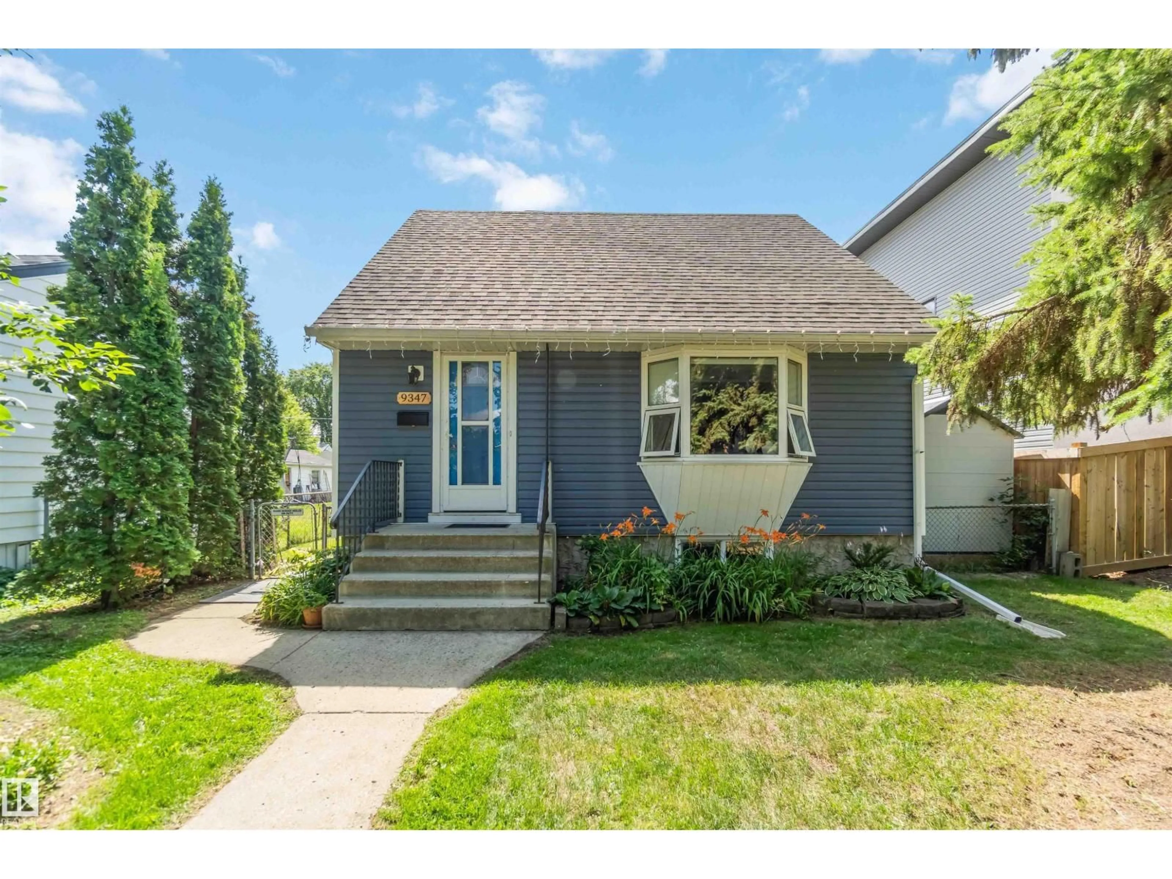 Home with vinyl exterior material, street for 9347 73 AV, Edmonton Alberta T6E1A8