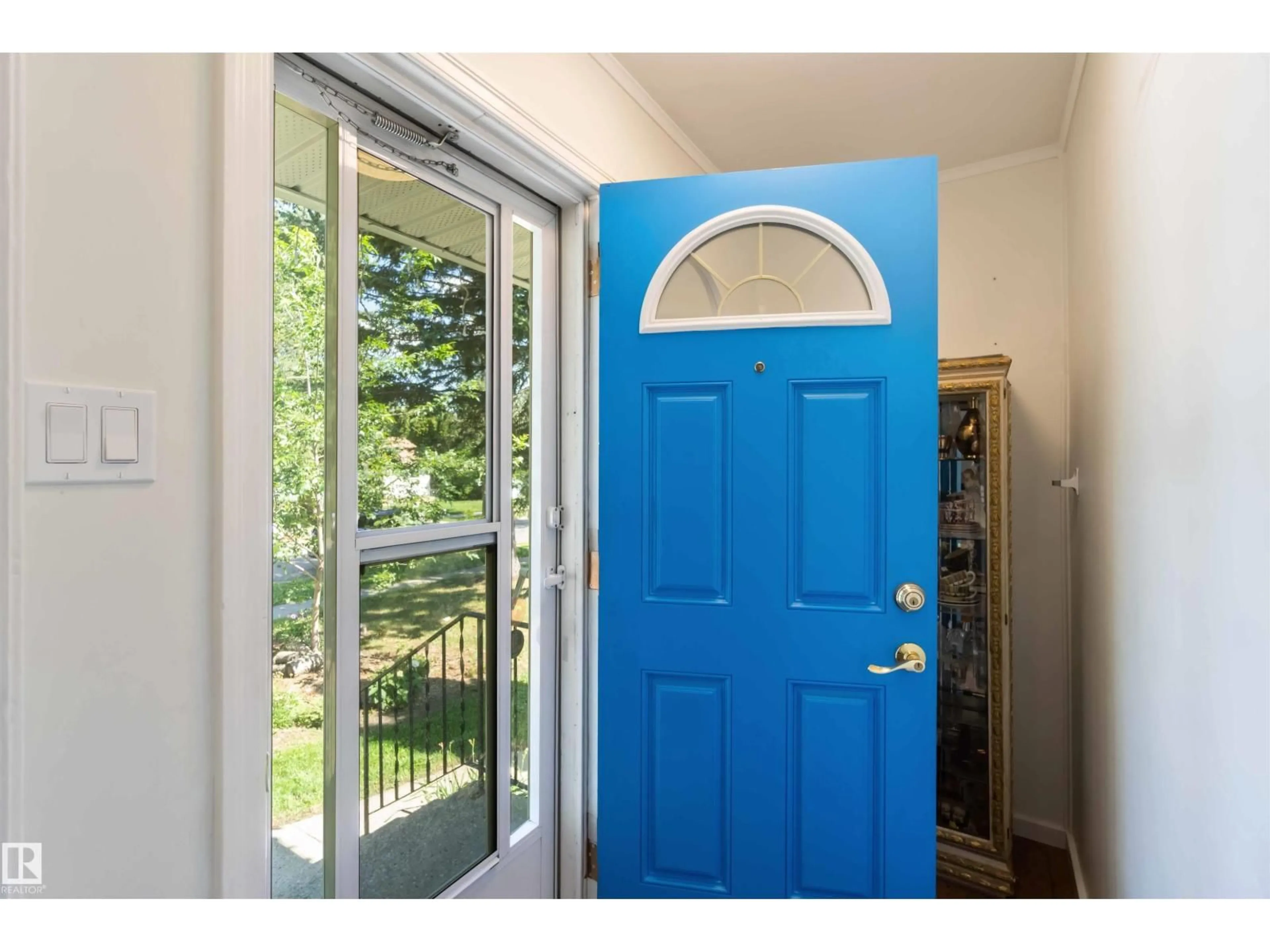Indoor entryway for 9347 73 AV, Edmonton Alberta T6E1A8