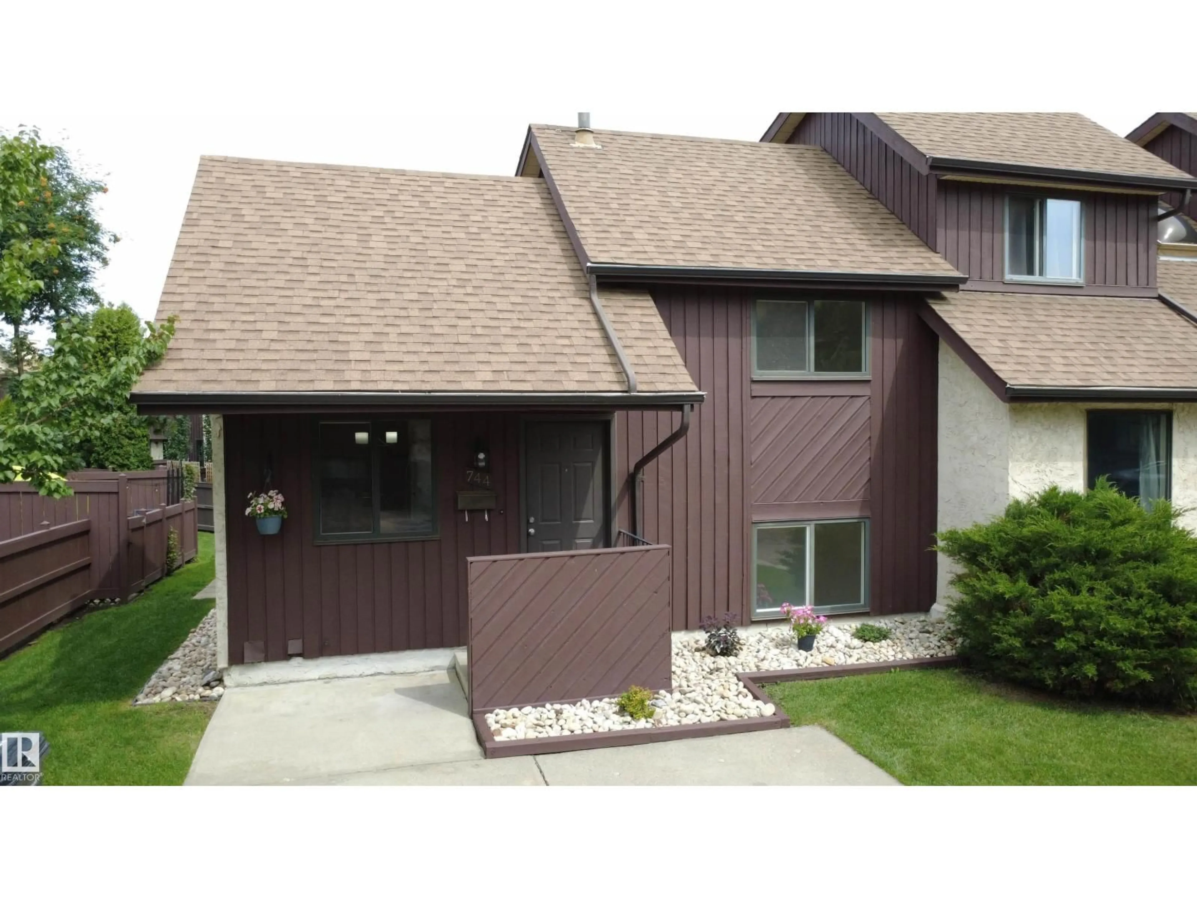 Home with vinyl exterior material, street for 744 SADDLEBACK RD, Edmonton Alberta T6J4Z1