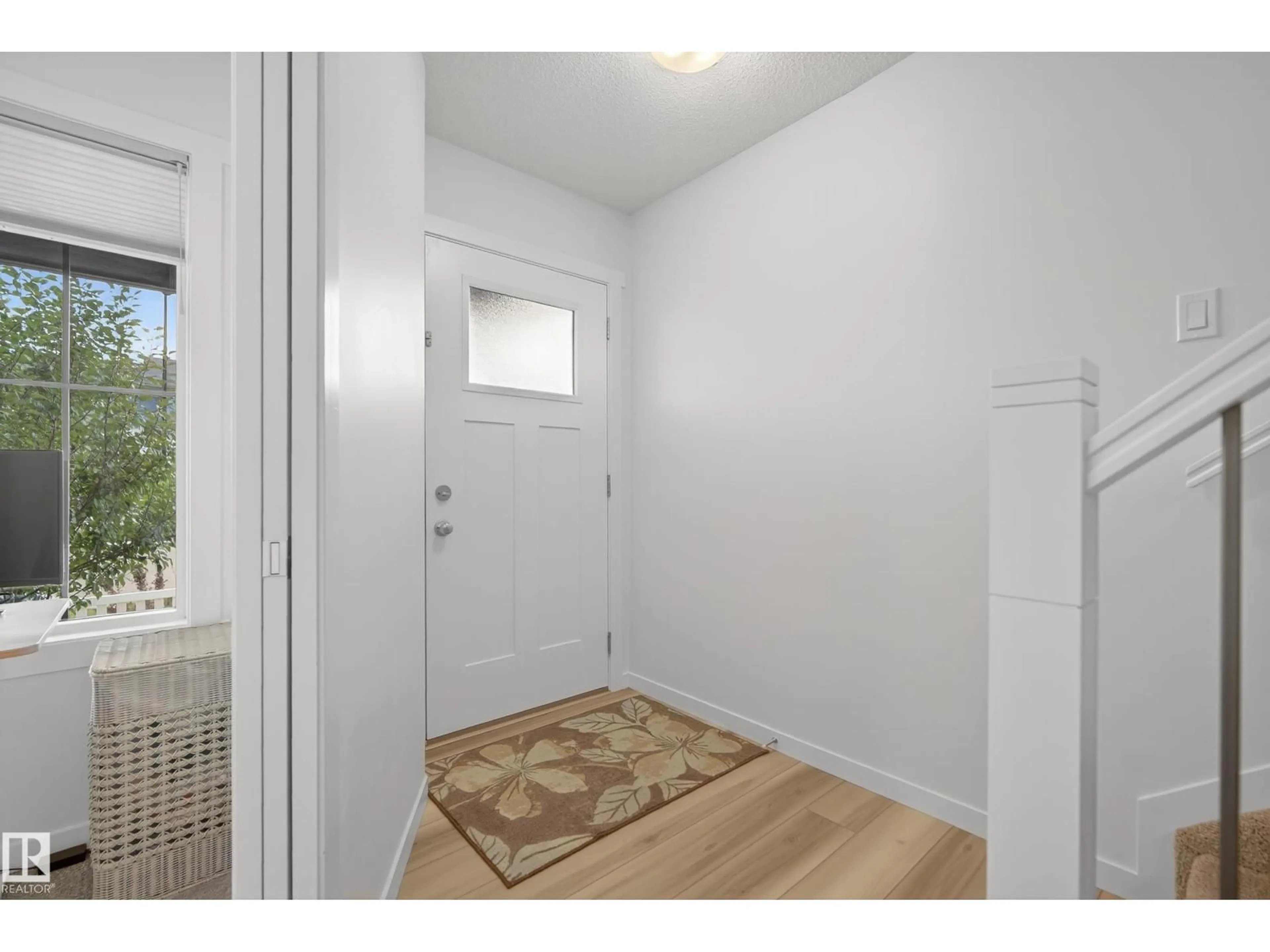 Indoor entryway for 19206 27 AV, Edmonton Alberta T6M1L1