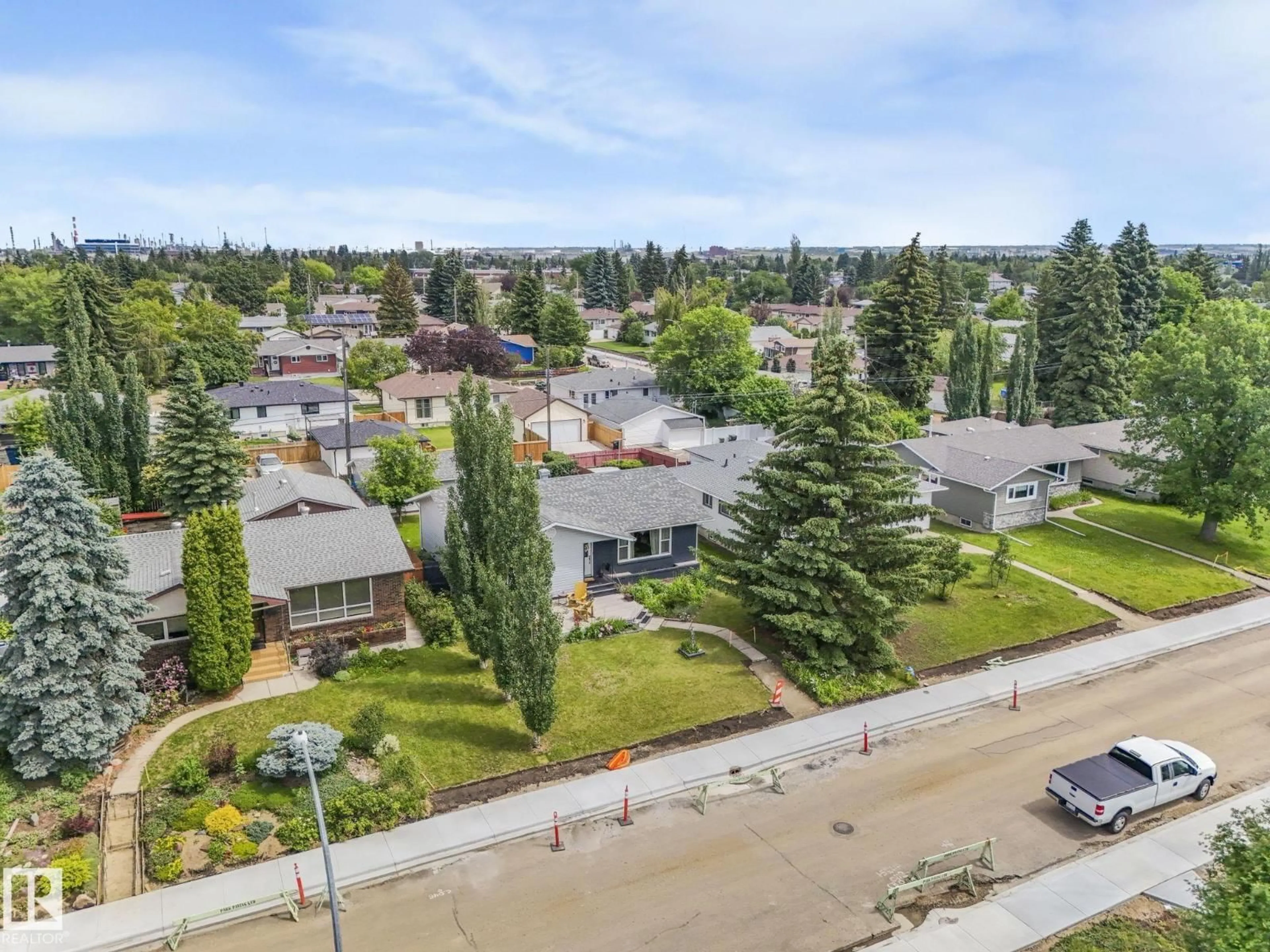 A pic from outside/outdoor area/front of a property/back of a property/a pic from drone, unknown for 9623 69A ST NW, Edmonton Alberta T6B1W4